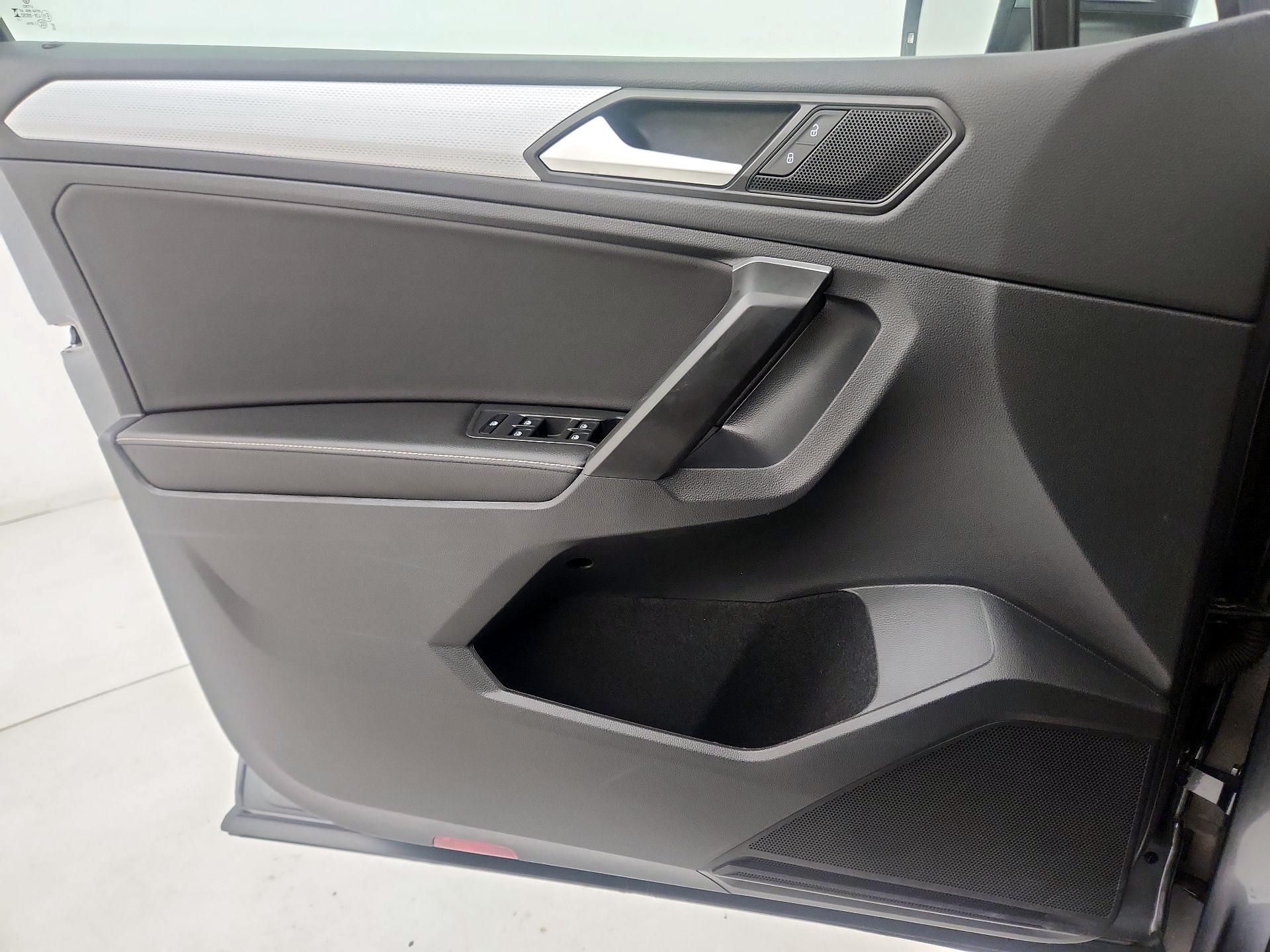 Thumbnail: 2023 Volkswagen Tiguan - 12