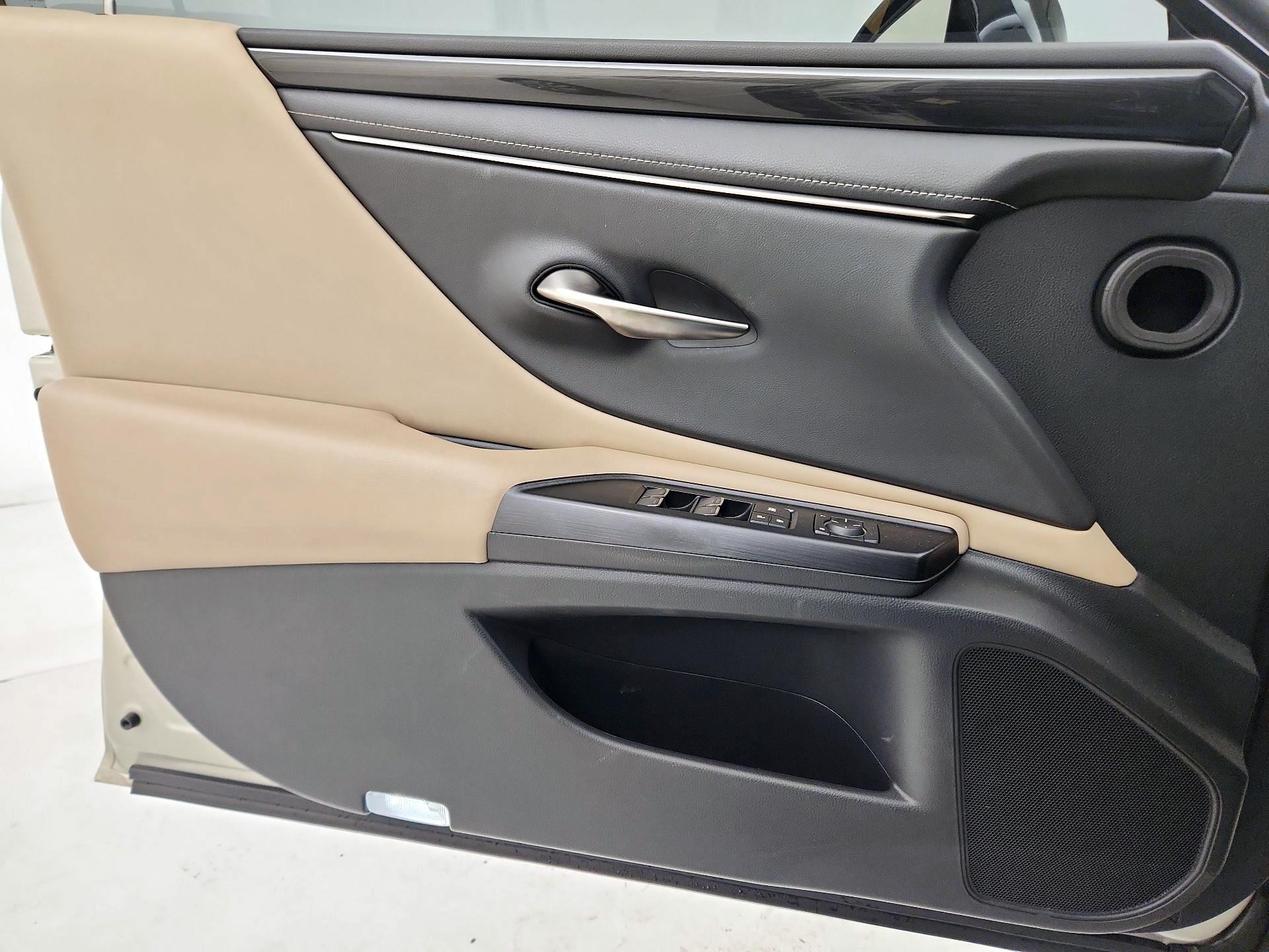 Thumbnail: 2021 Lexus ES - 12