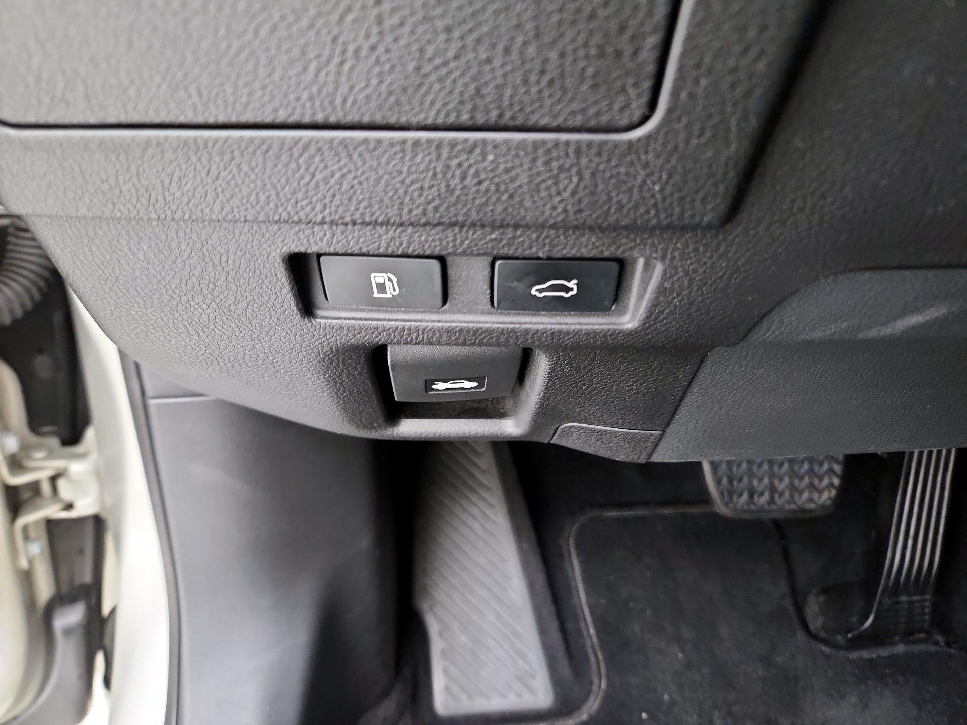 Thumbnail: 2021 Lexus ES - 13