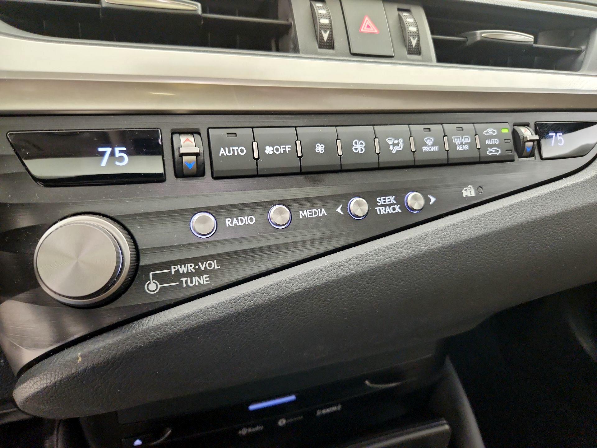 Thumbnail: 2021 Lexus ES - 16