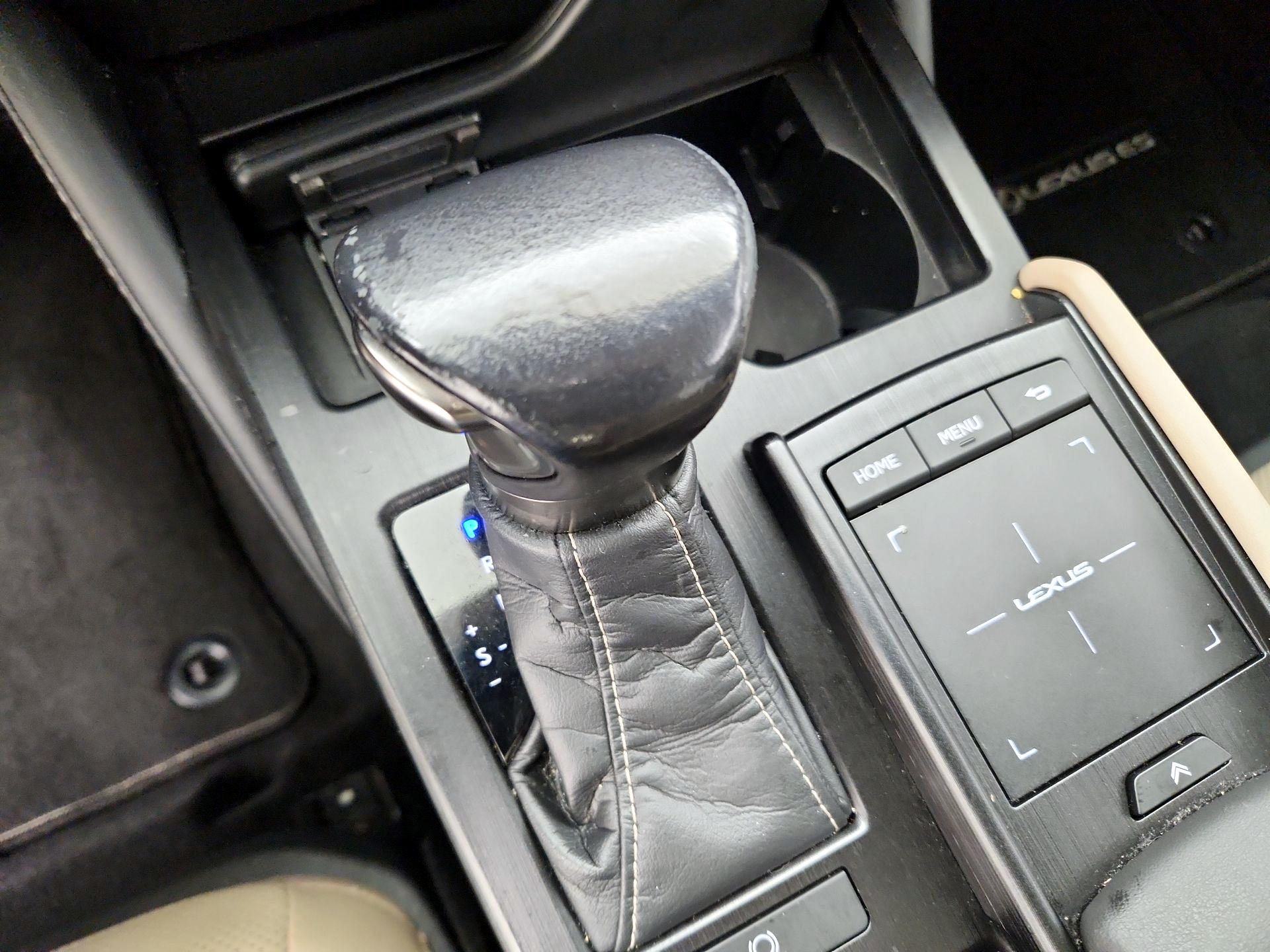 Thumbnail: 2021 Lexus ES - 17