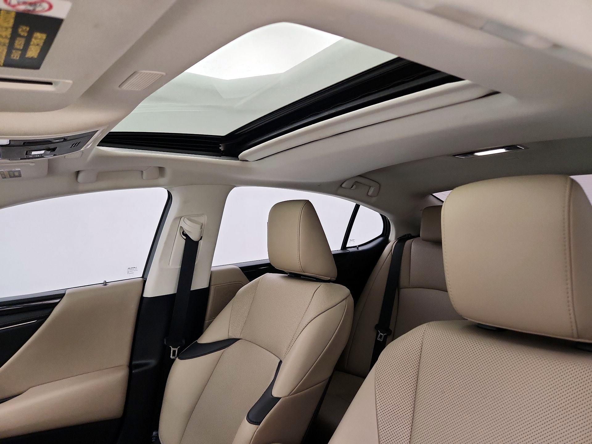 Thumbnail: 2021 Lexus ES - 19