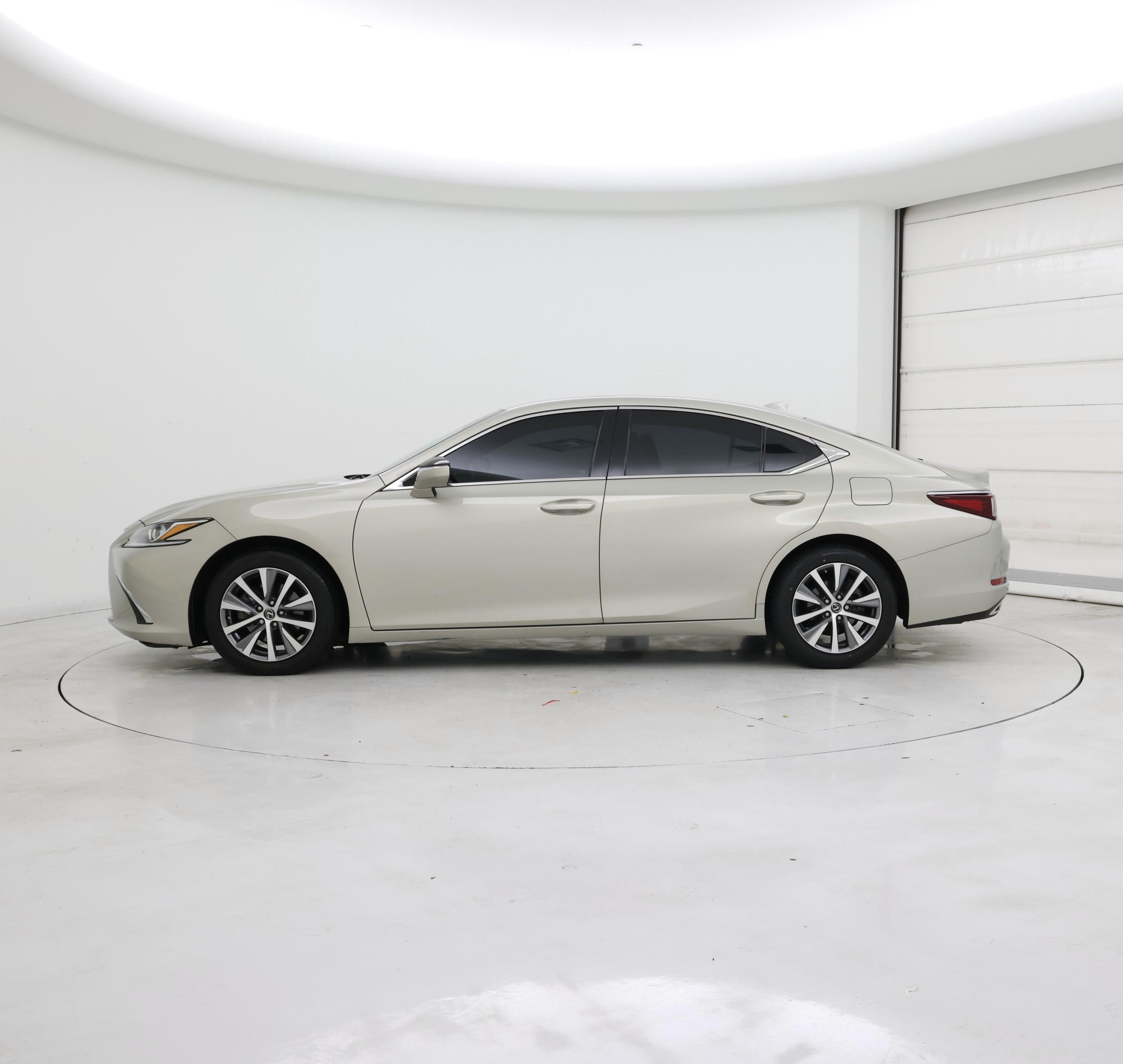 Thumbnail: 2021 Lexus ES - 3