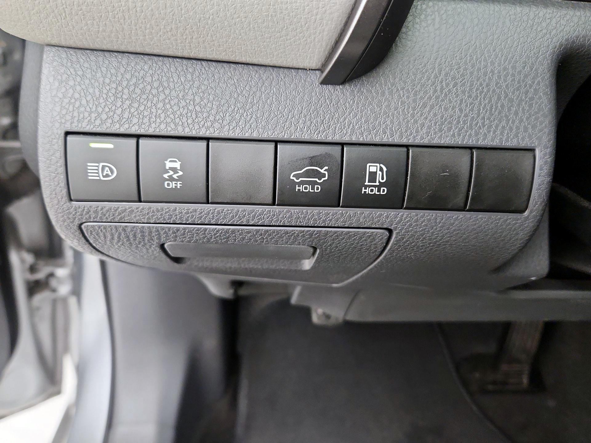 Thumbnail: 2019 Toyota Camry - 13