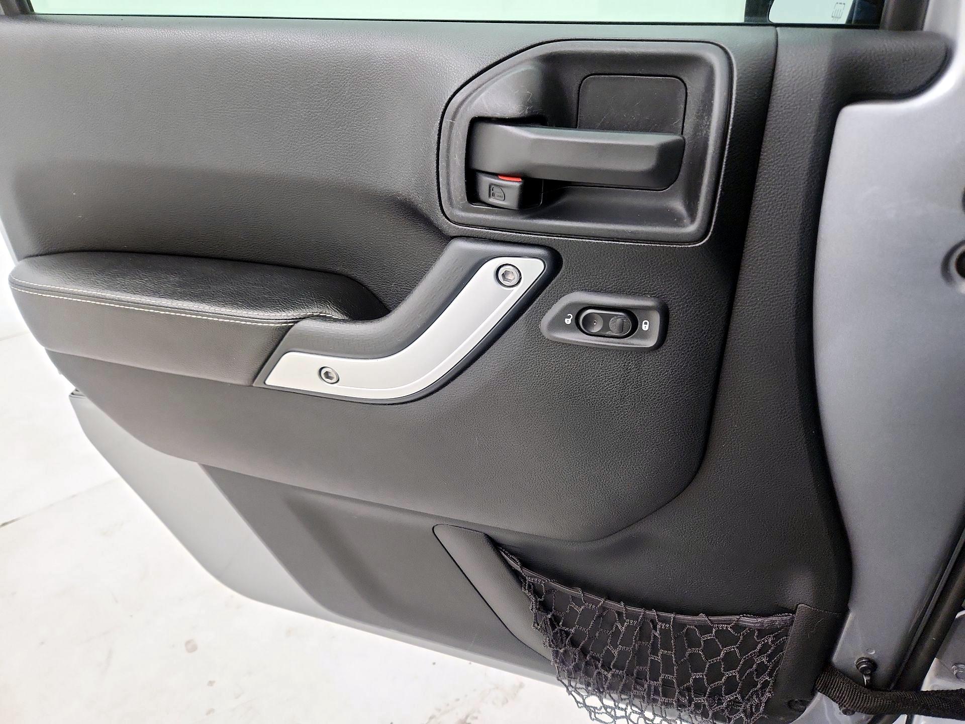 Thumbnail: 2016 Jeep Wrangler - 12