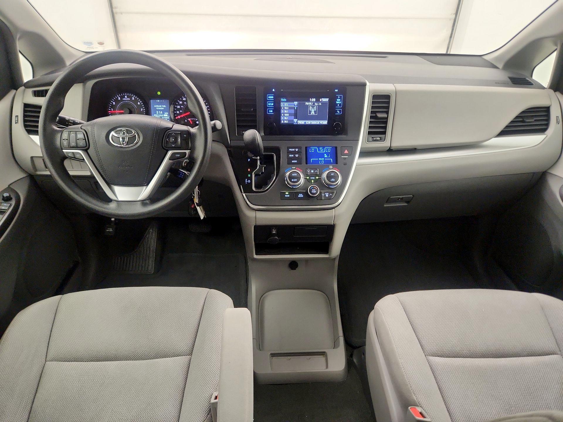 Thumbnail: 2015 Toyota Sienna - 9