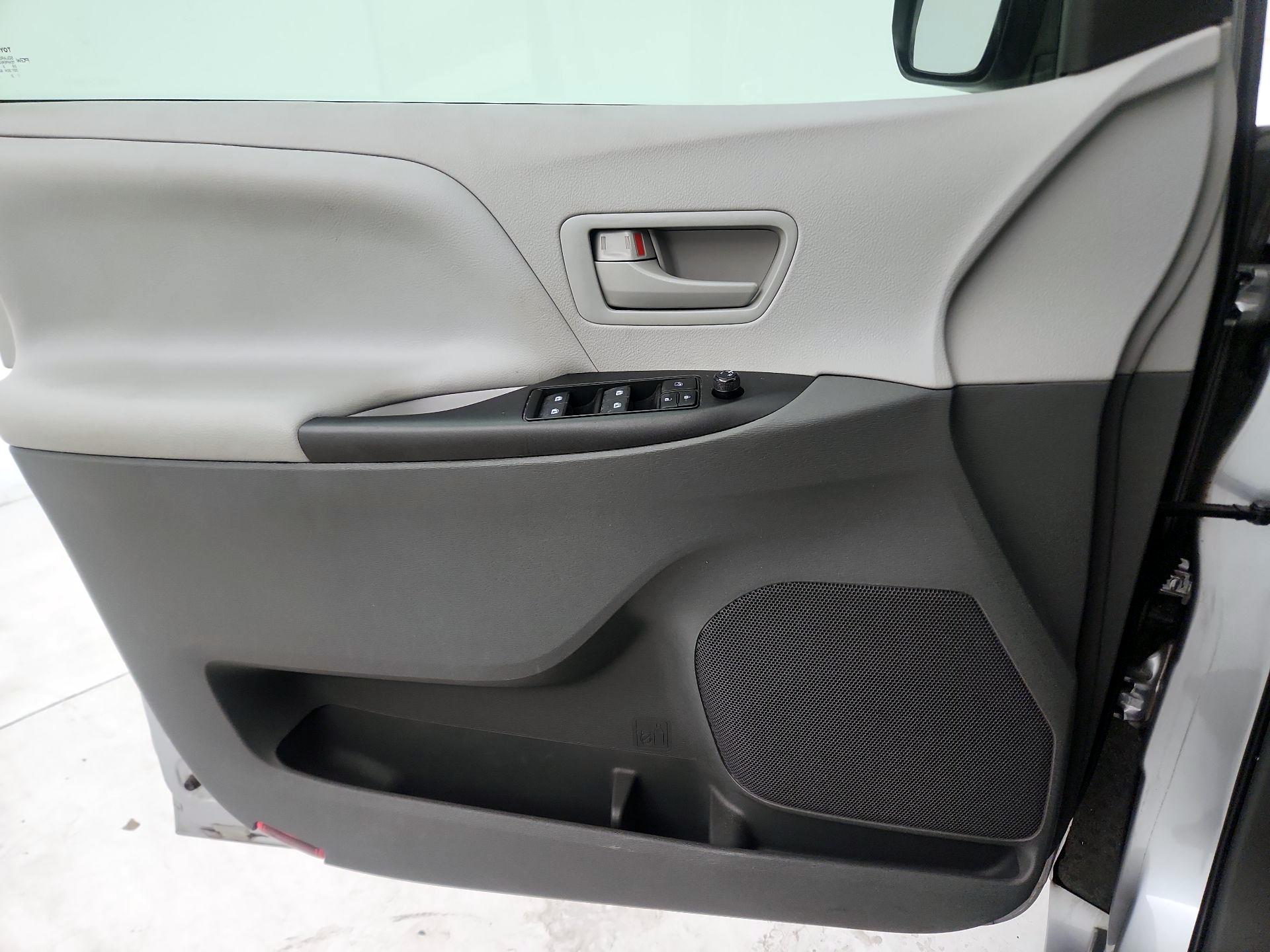 Thumbnail: 2015 Toyota Sienna - 12