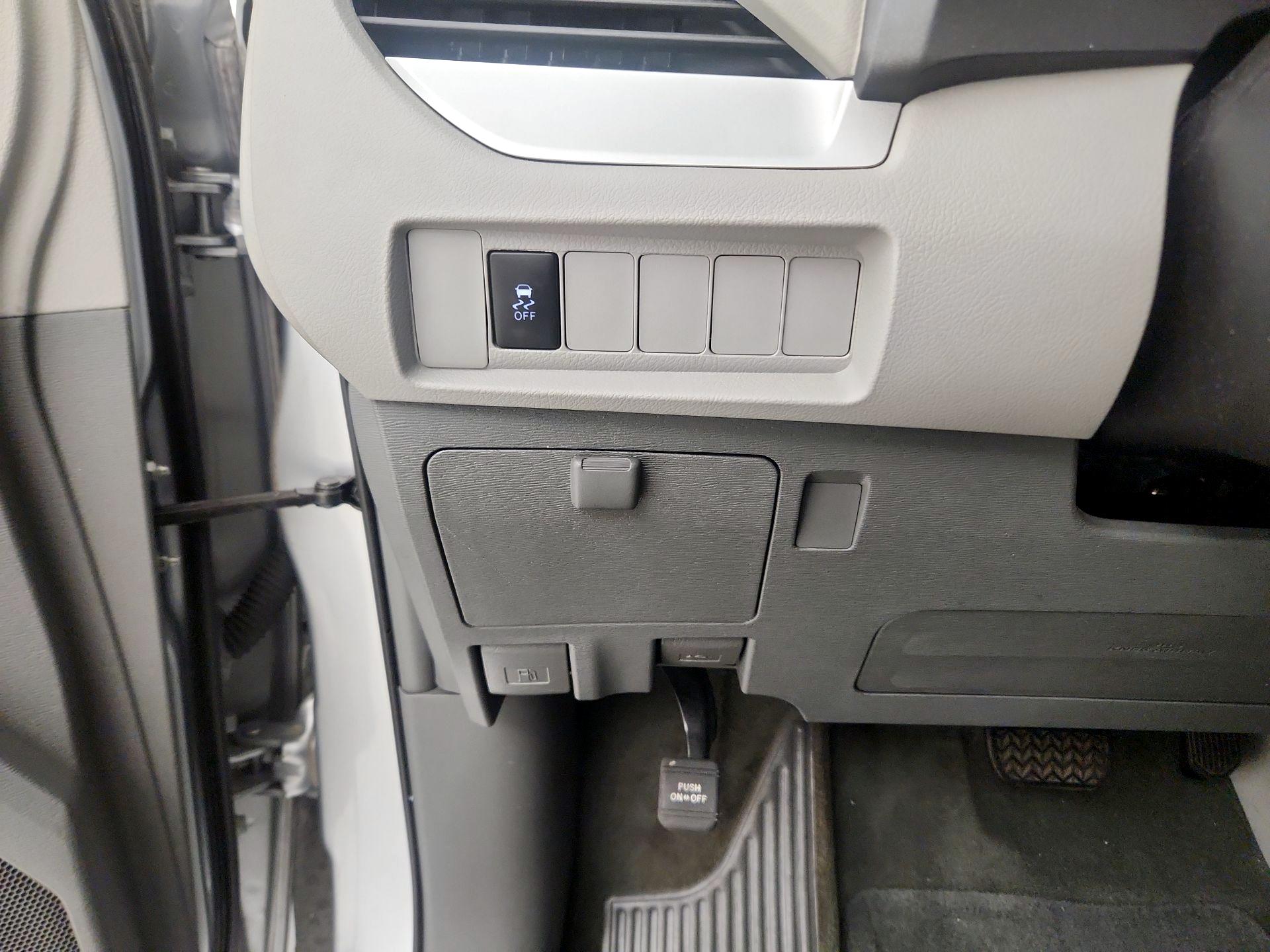 Thumbnail: 2015 Toyota Sienna - 13