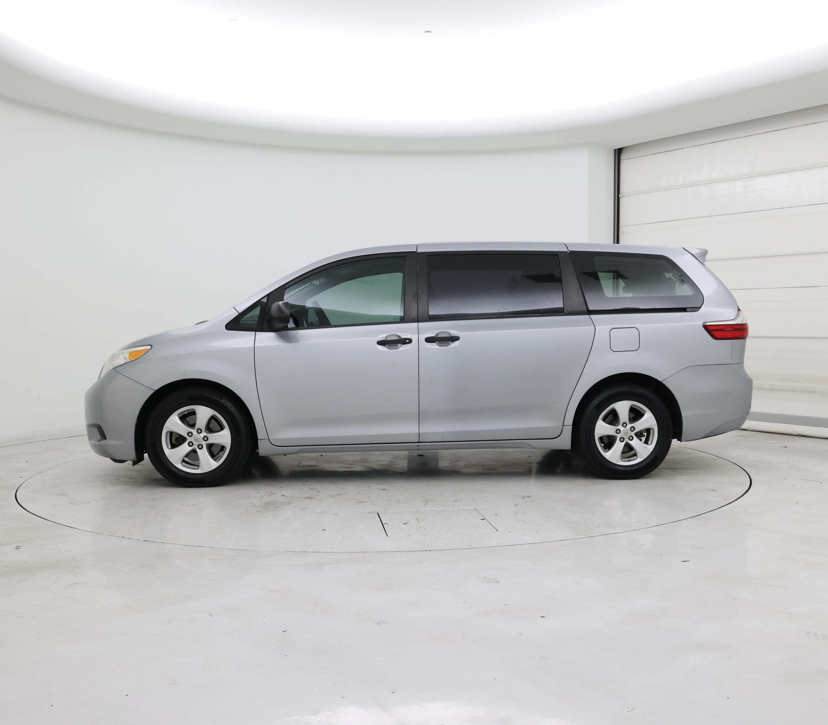Thumbnail: 2015 Toyota Sienna - 3