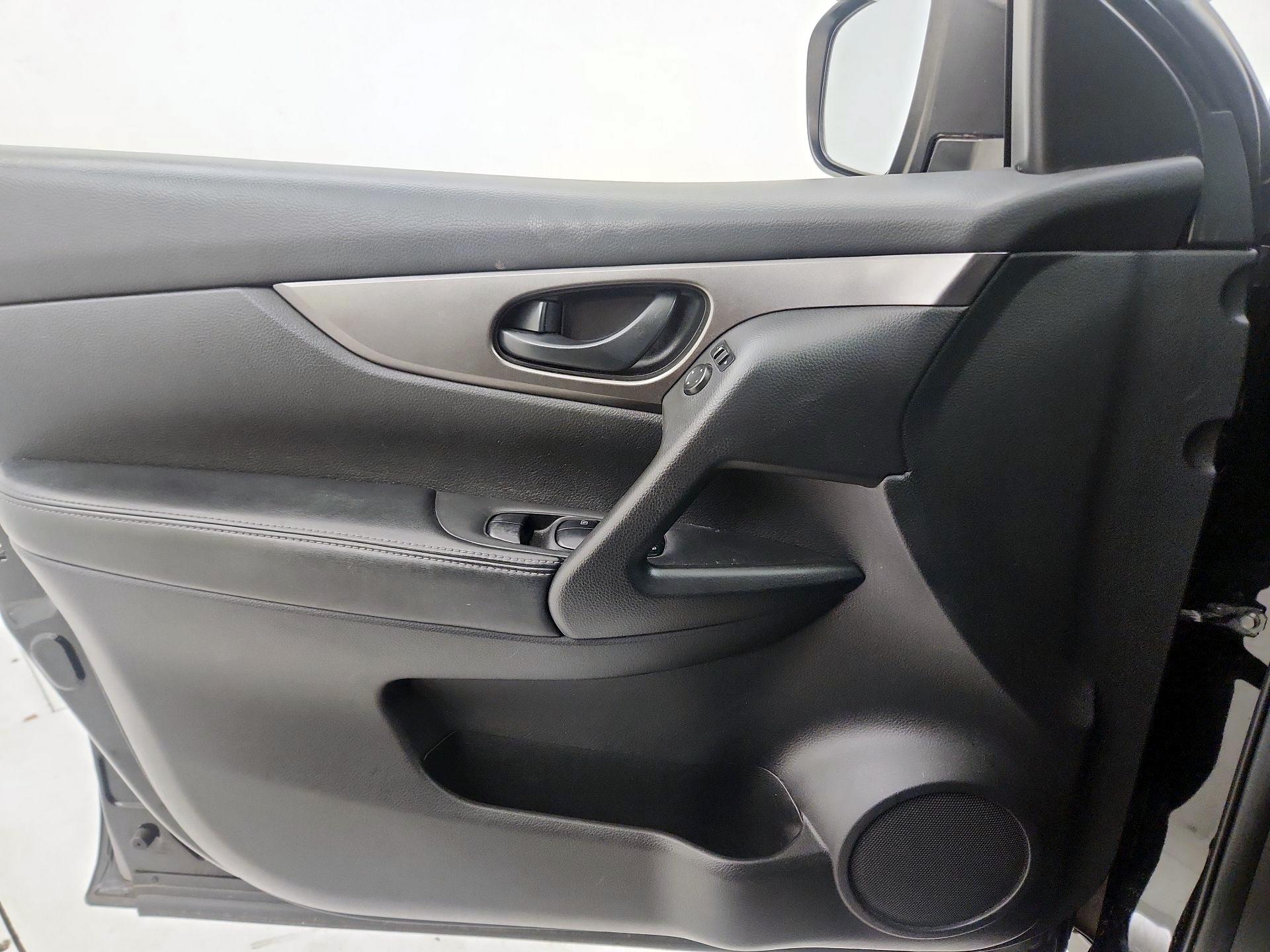 Thumbnail: 2017 Nissan Rogue Sport - 12