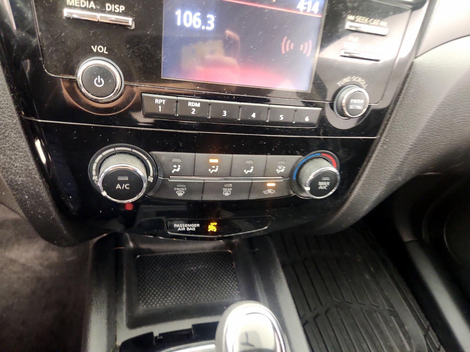 Thumbnail: 2017 Nissan Rogue Sport - 16