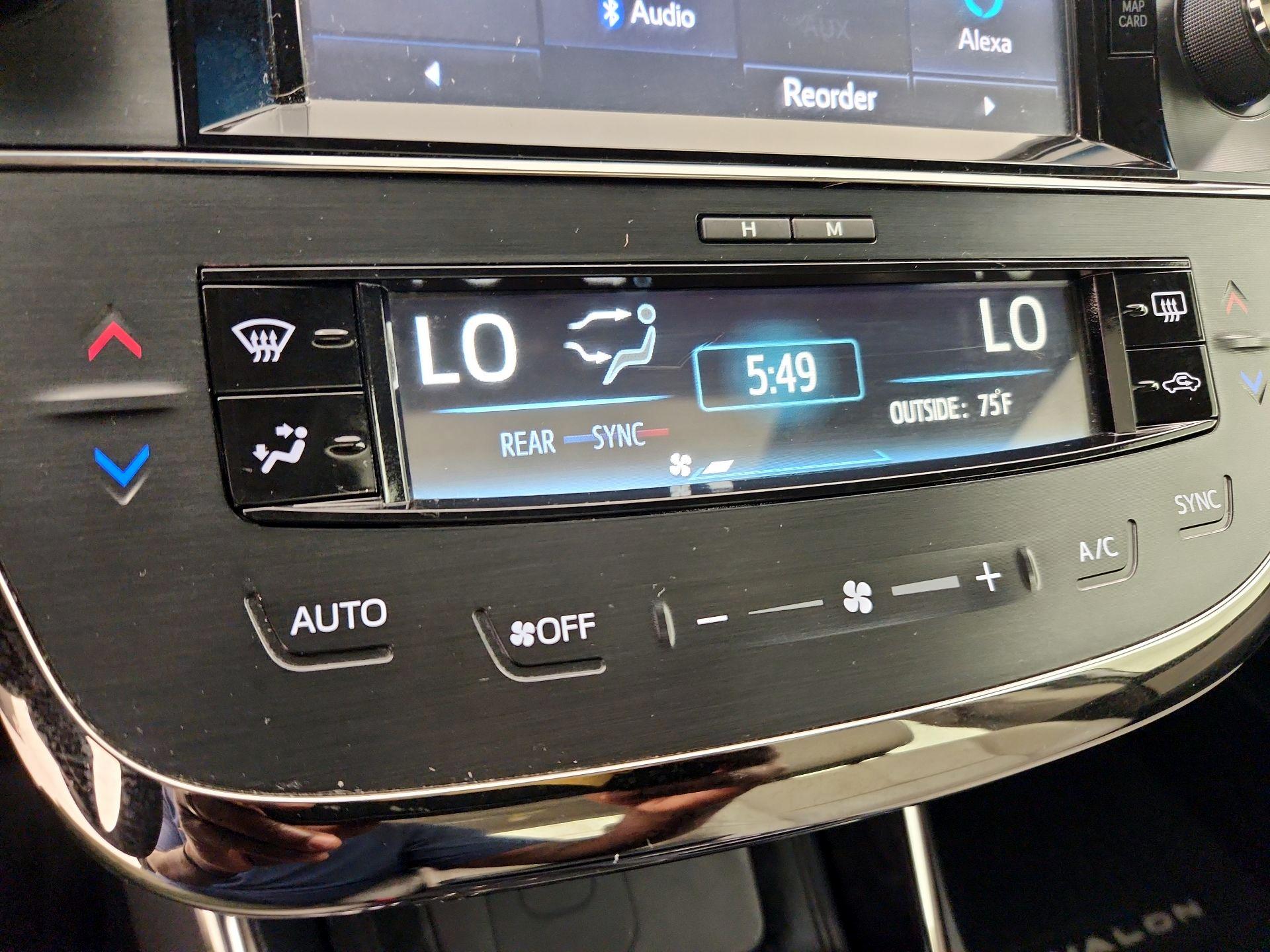 Thumbnail: 2015 Toyota Avalon - 16