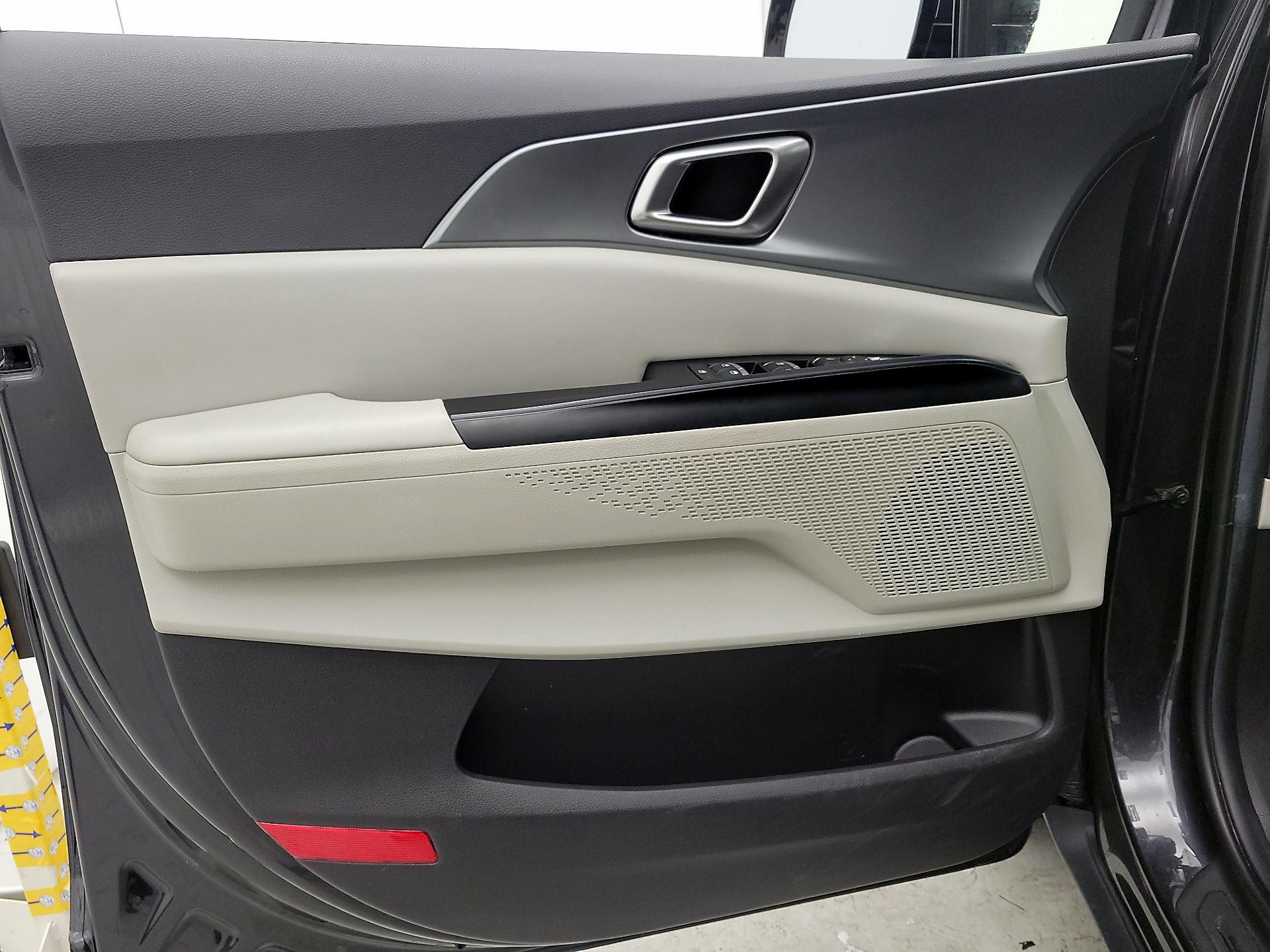Thumbnail: 2023 Kia Carnival - 12