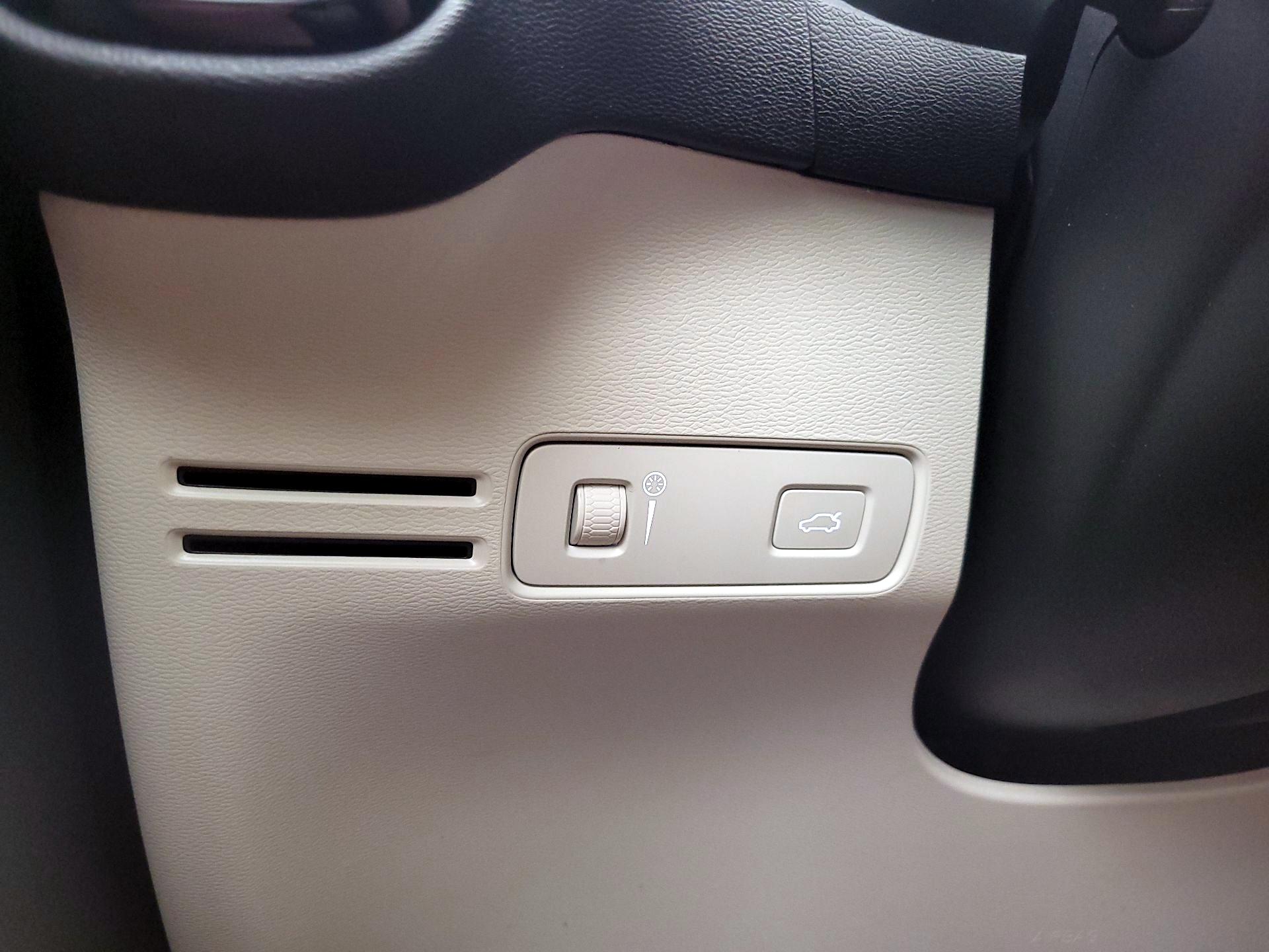 Thumbnail: 2020 Volvo XC40 - 13