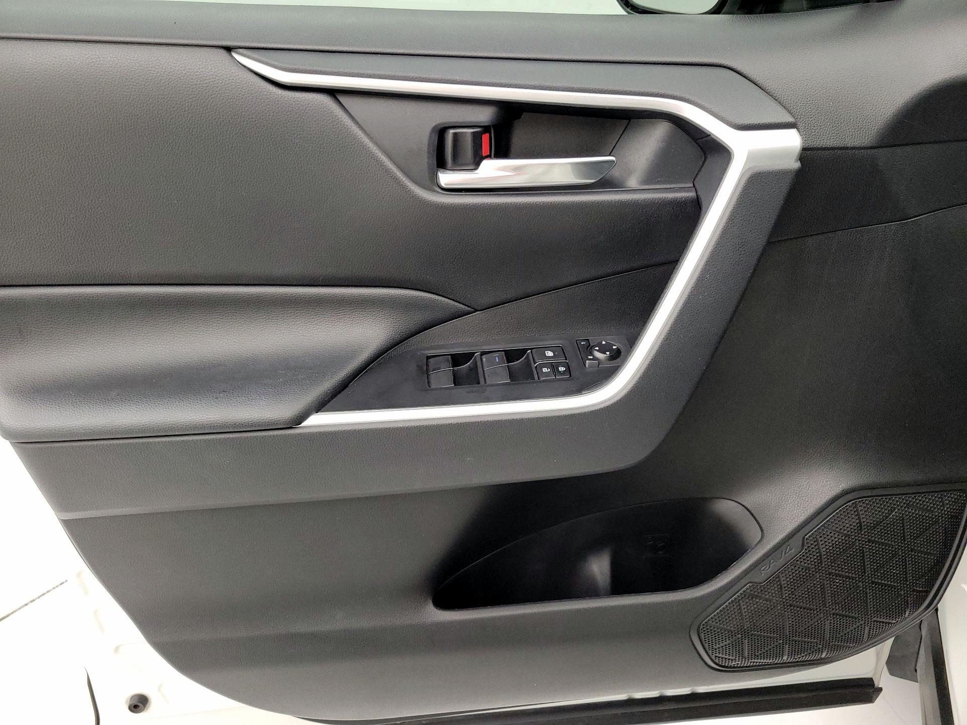 Thumbnail: 2020 Toyota RAV4 - 12