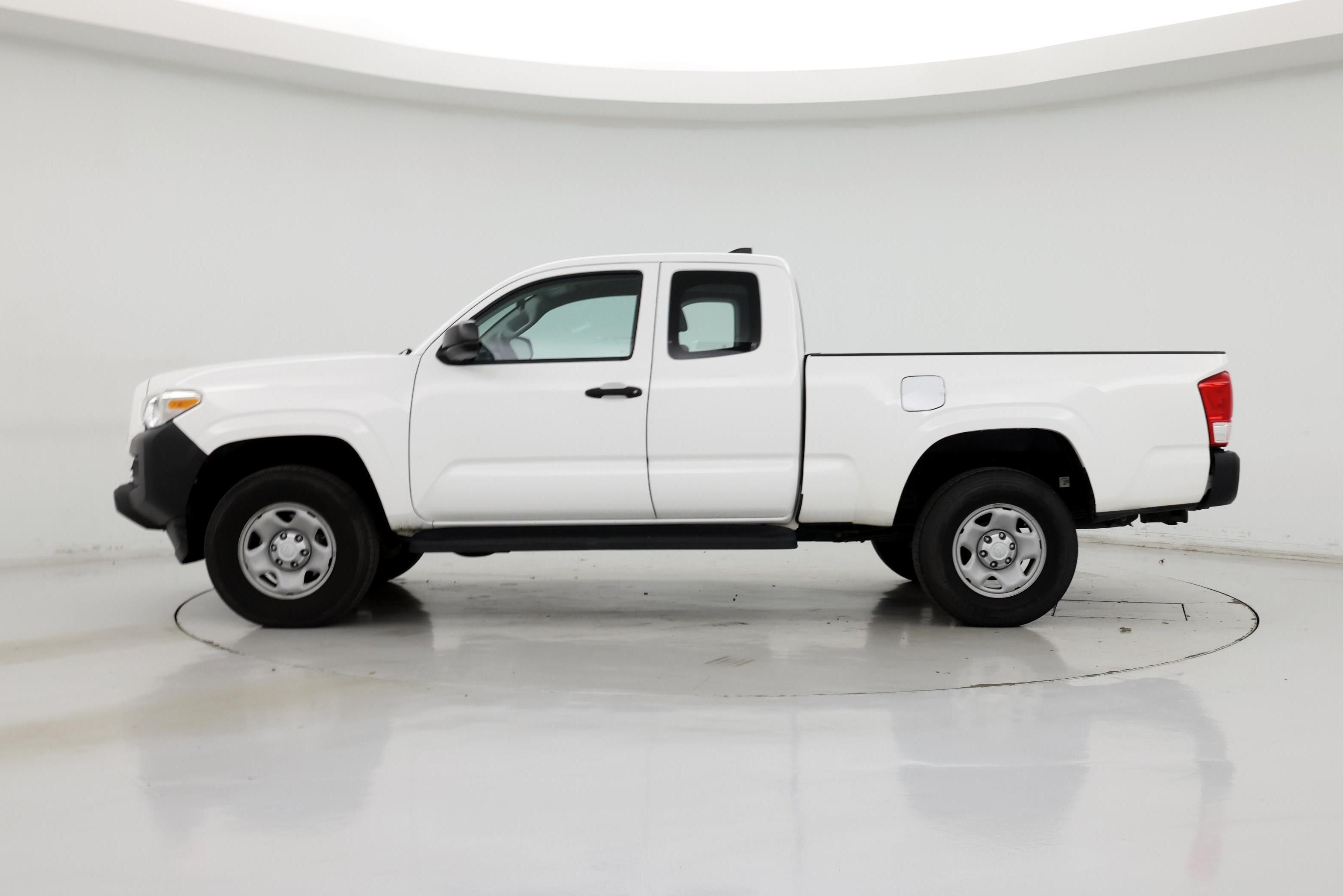 Thumbnail: 2017 Toyota Tacoma - 3
