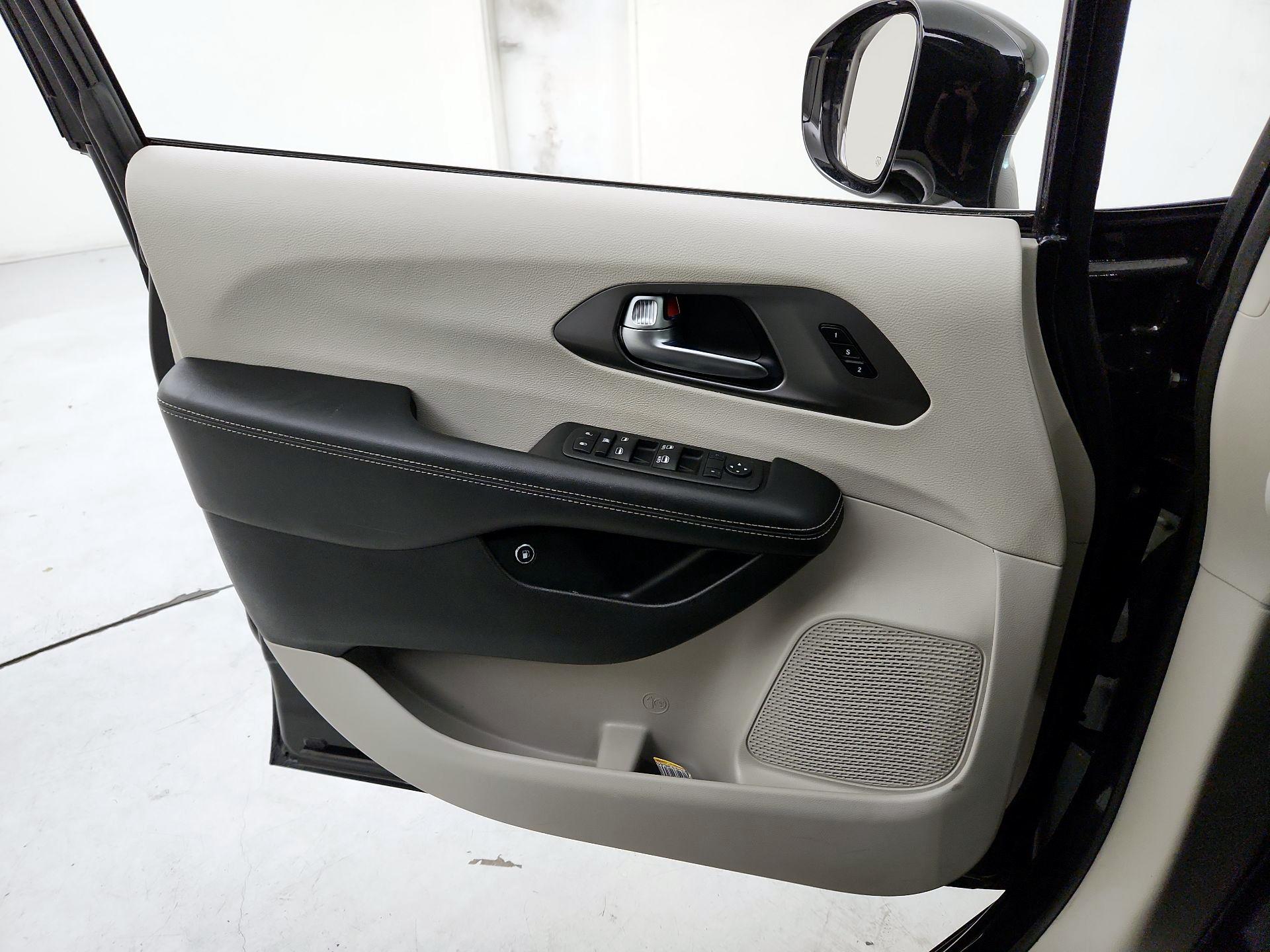 Thumbnail: 2022 Chrysler Pacifica - 12