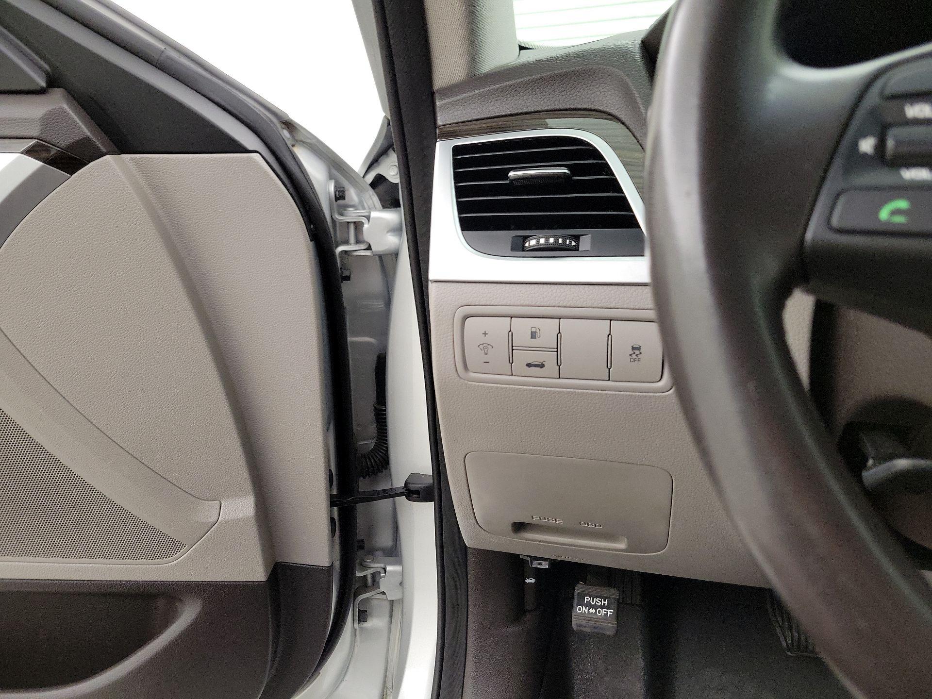 Thumbnail: 2015 Hyundai Genesis - 13