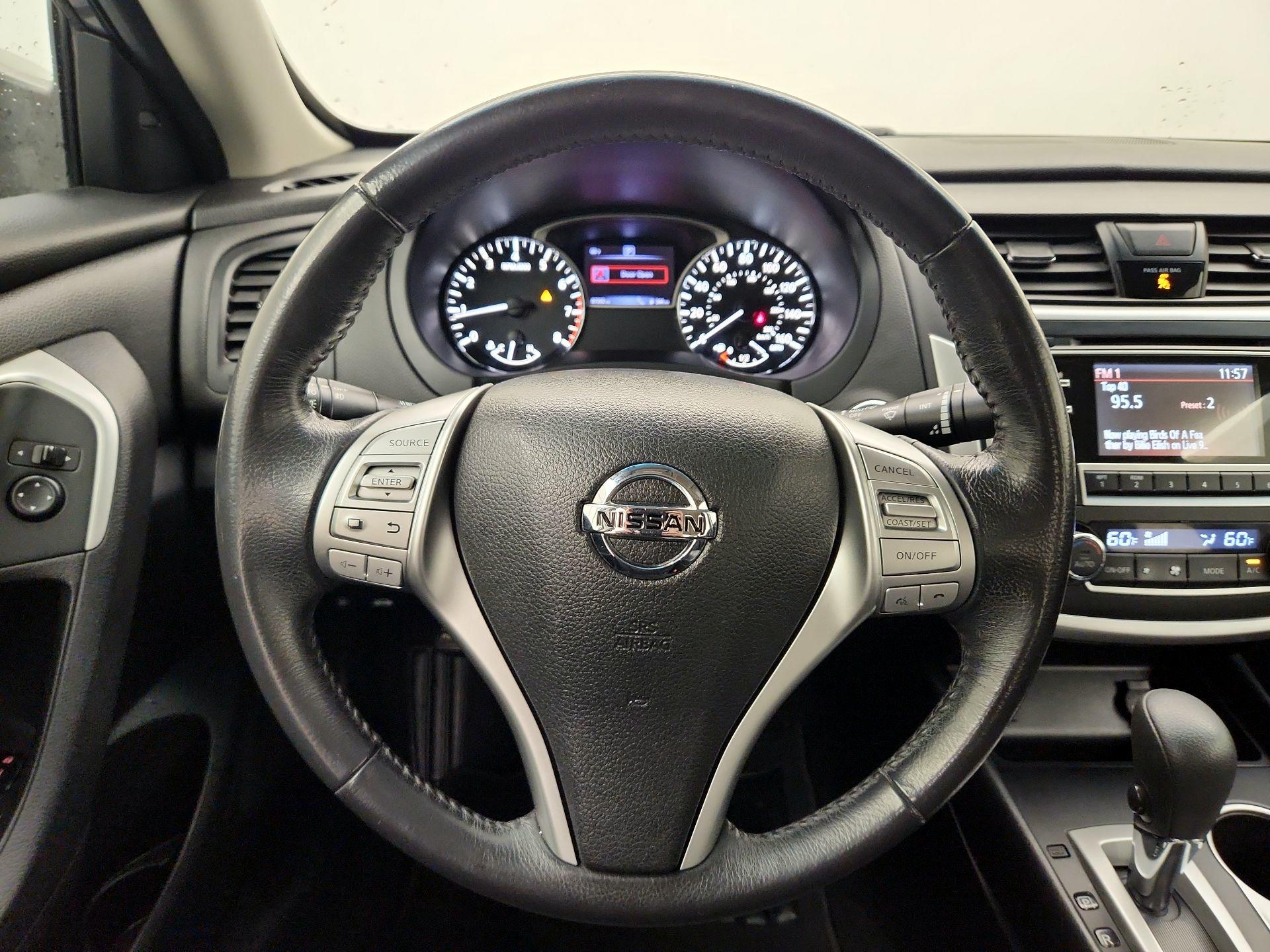 Thumbnail: 2017 Nissan Altima - 10