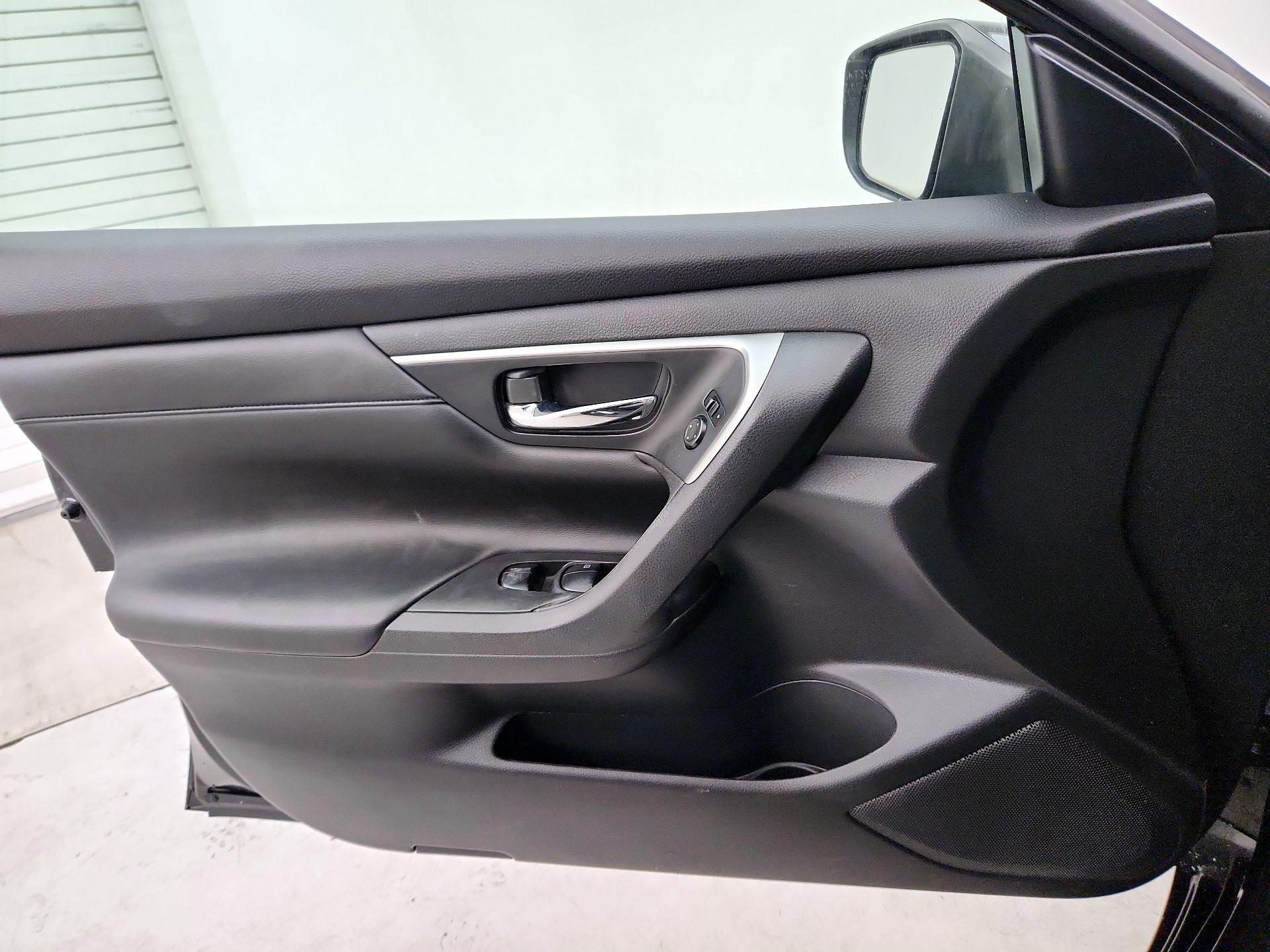 Thumbnail: 2015 Nissan Altima - 12