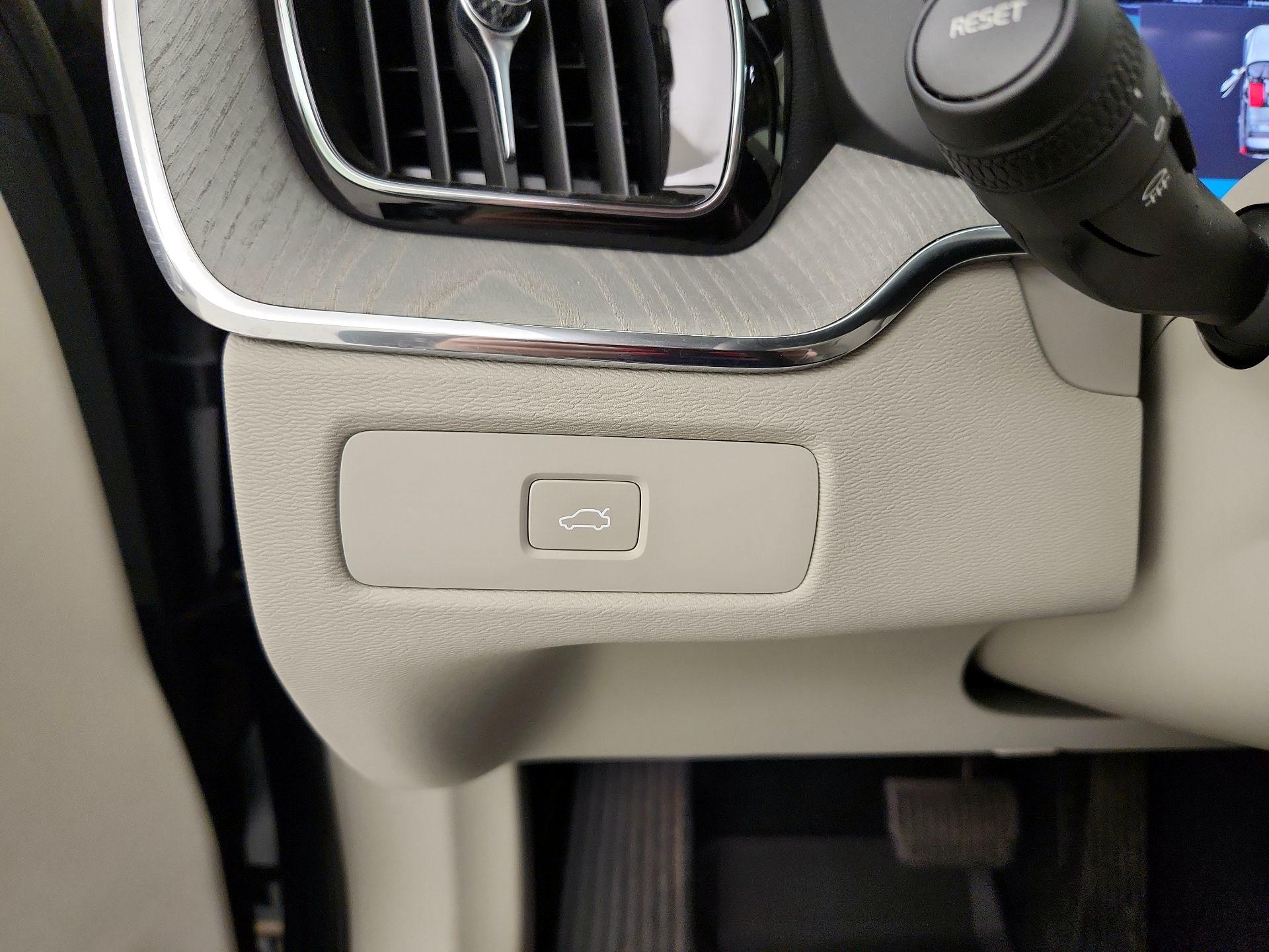 Thumbnail: 2023 Volvo XC60 - 13