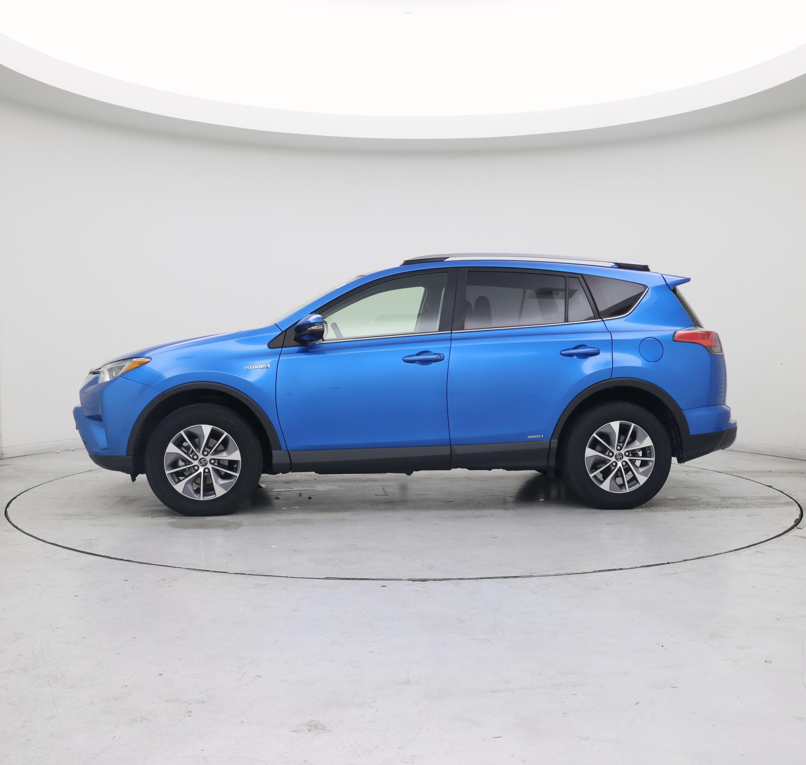 Thumbnail: 2018 Toyota RAV4 - 3