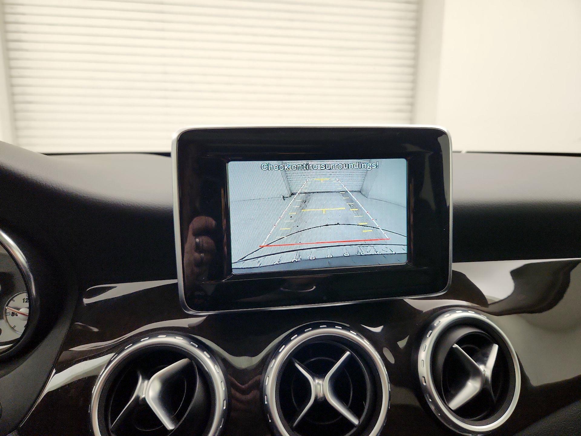 Thumbnail: 2015 Mercedes-Benz GLA - 15
