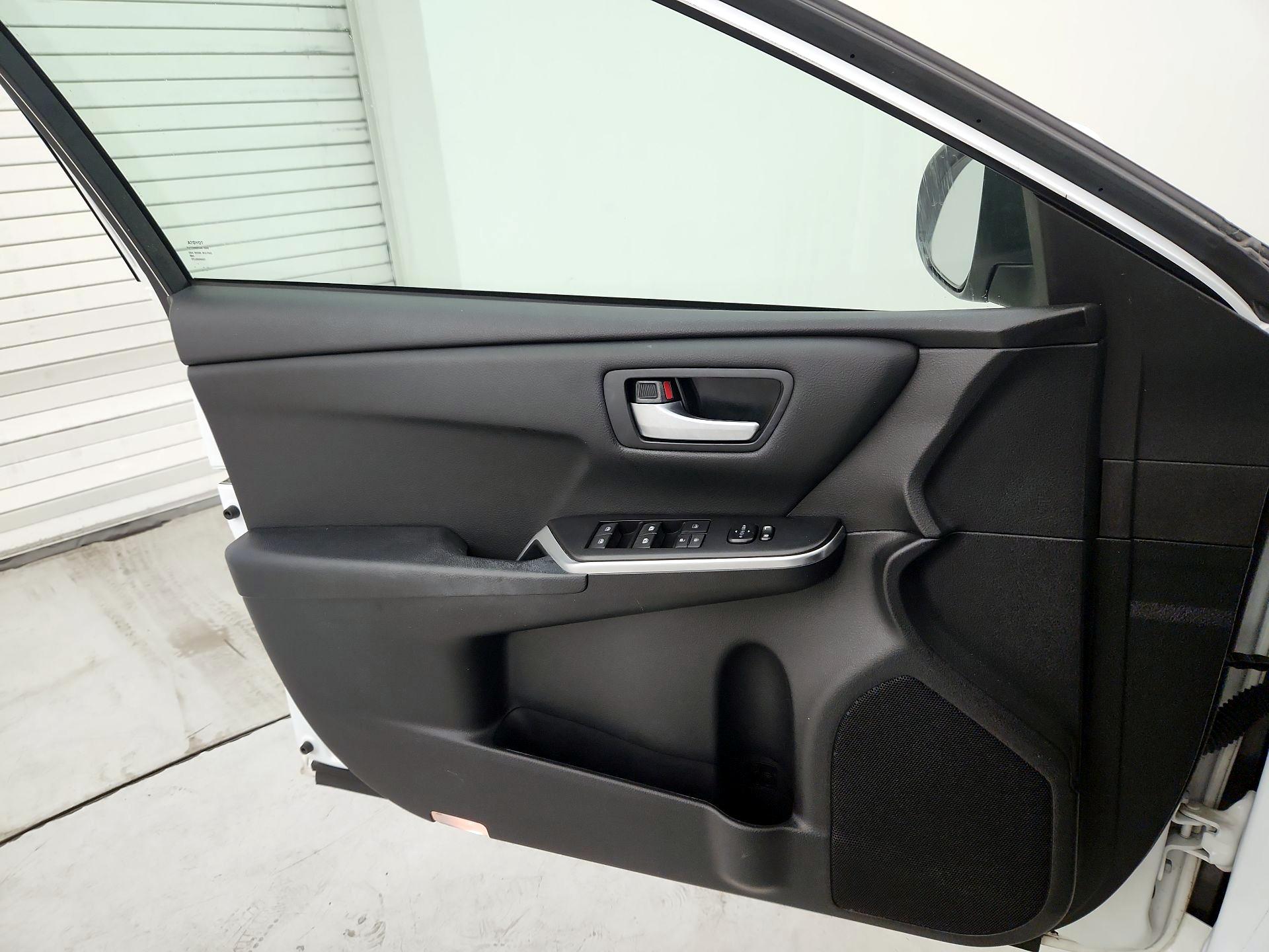 Thumbnail: 2015 Toyota Camry - 12