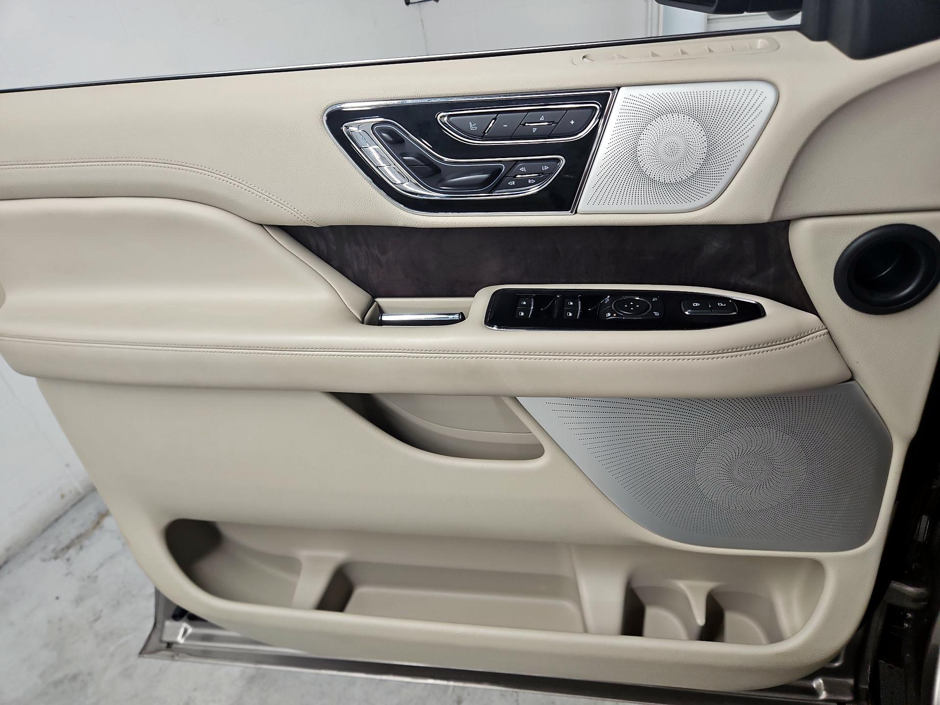 Thumbnail: 2019 Lincoln Navigator - 12