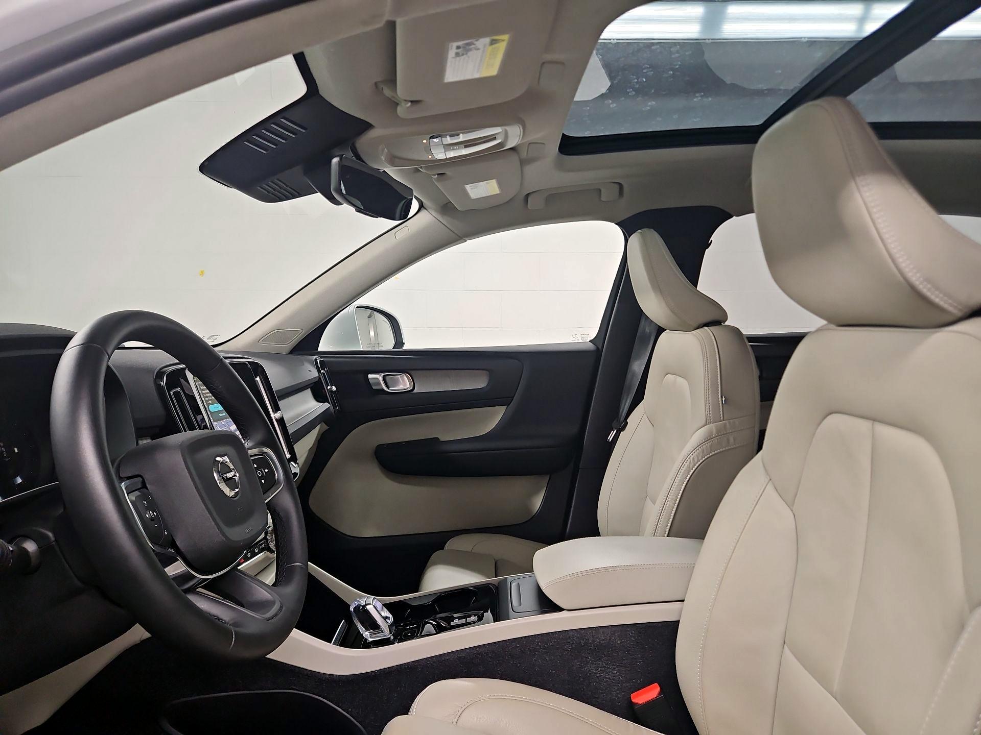 Thumbnail: 2023 Volvo XC40 - 19