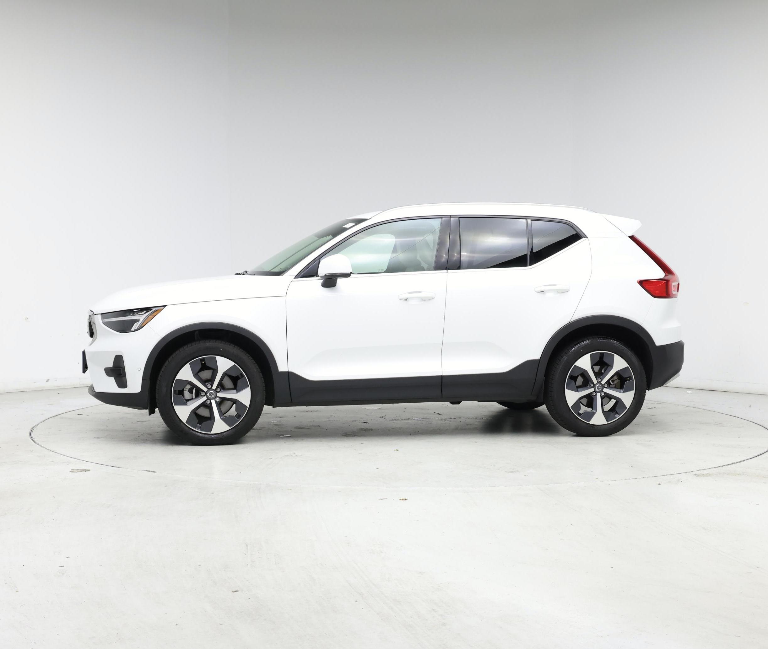 Thumbnail: 2023 Volvo XC40 - 3
