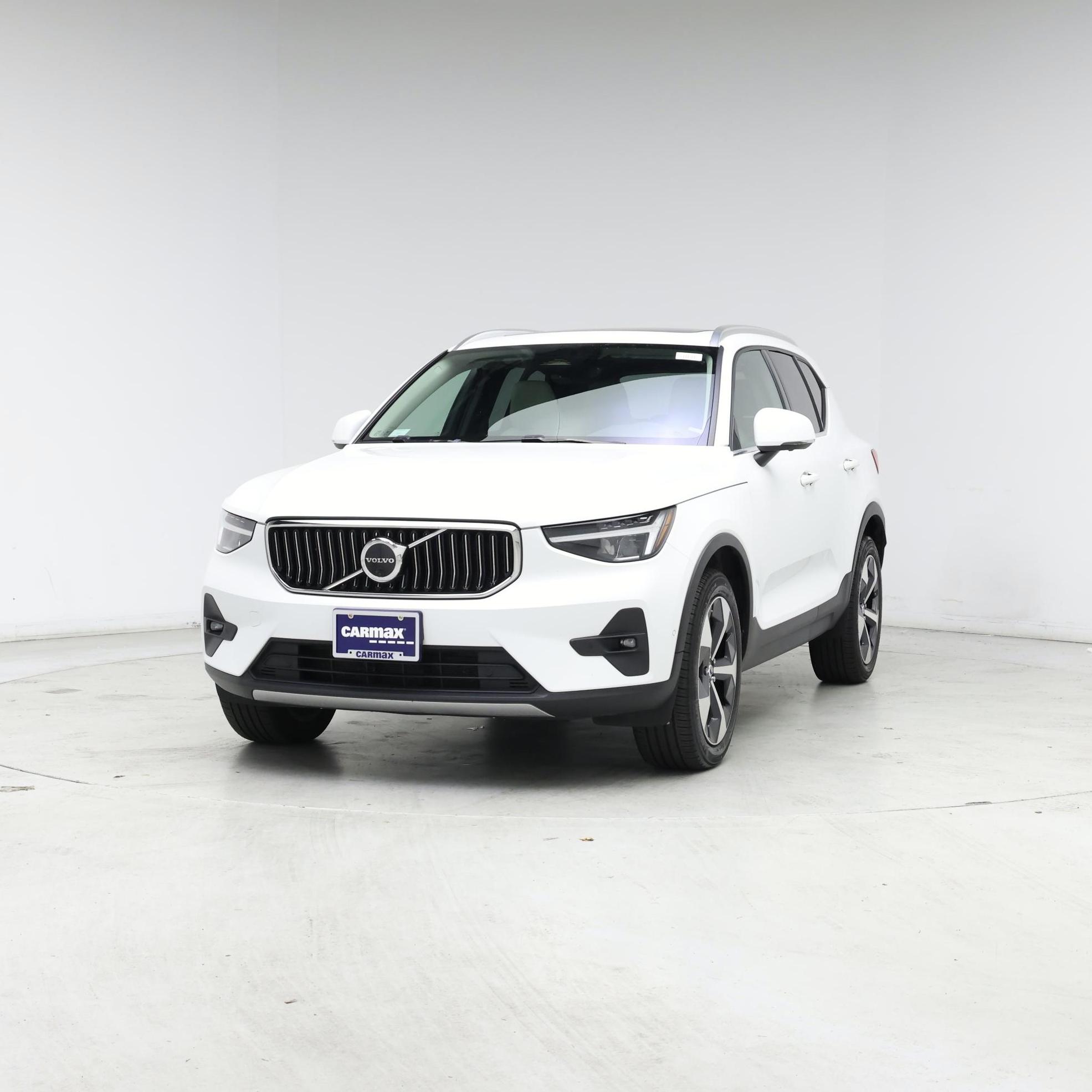 Thumbnail: 2023 Volvo XC40 - 4