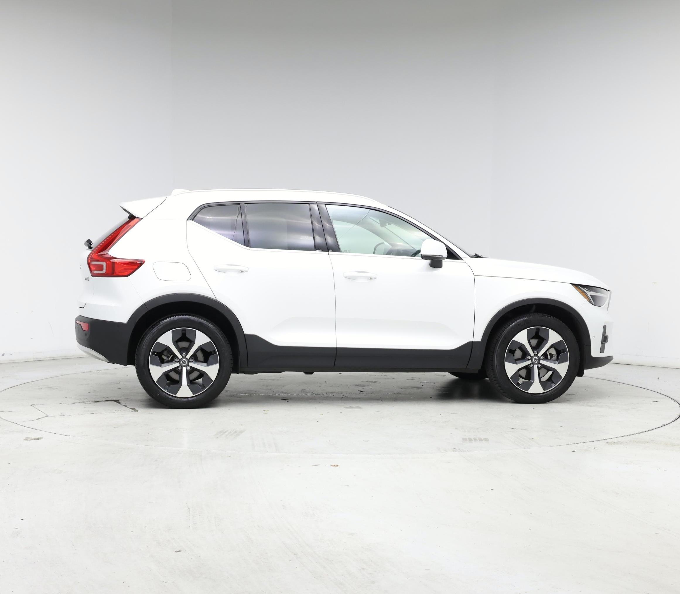 Thumbnail: 2023 Volvo XC40 - 7