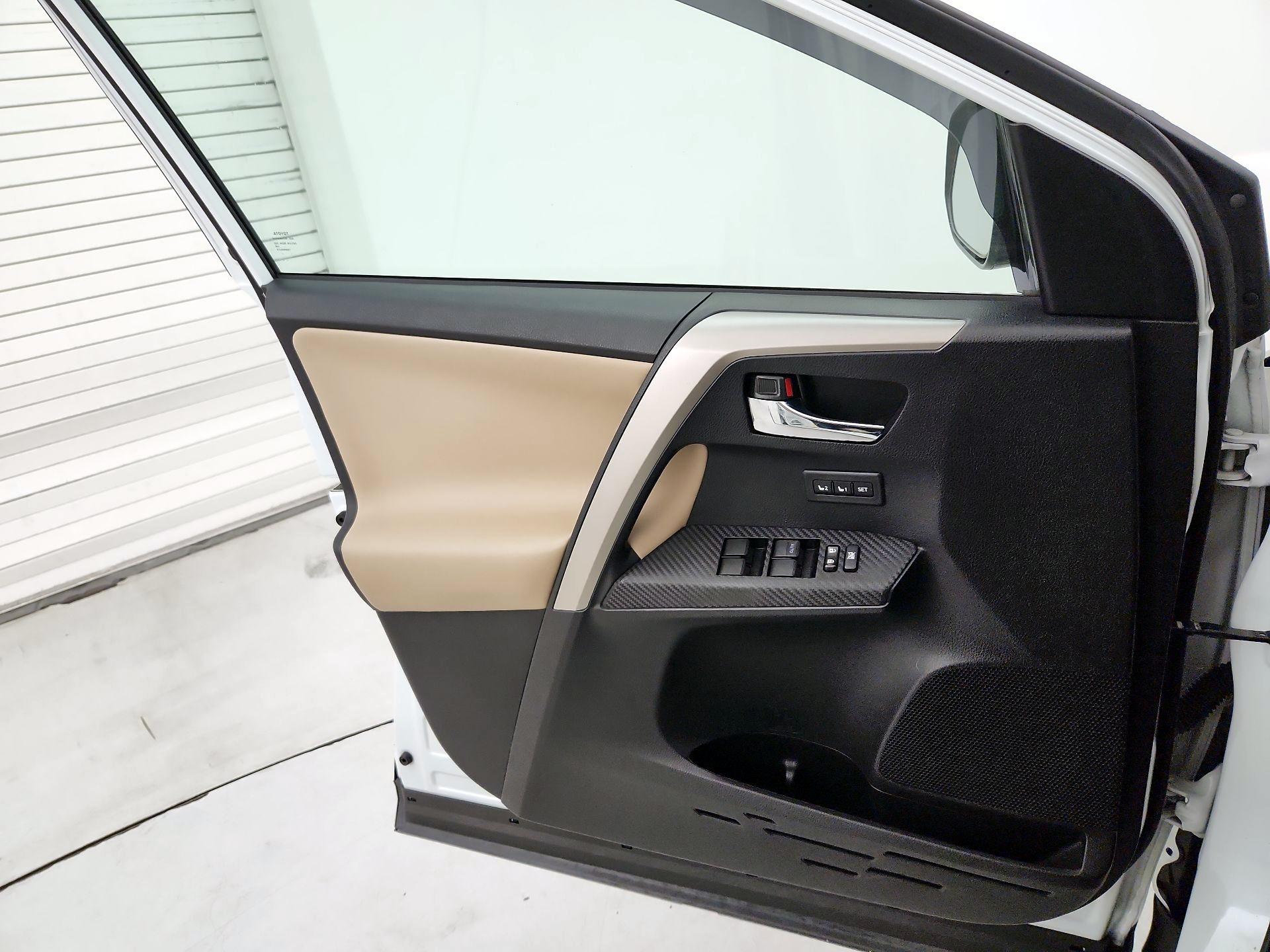 Thumbnail: 2015 Toyota RAV4 - 12