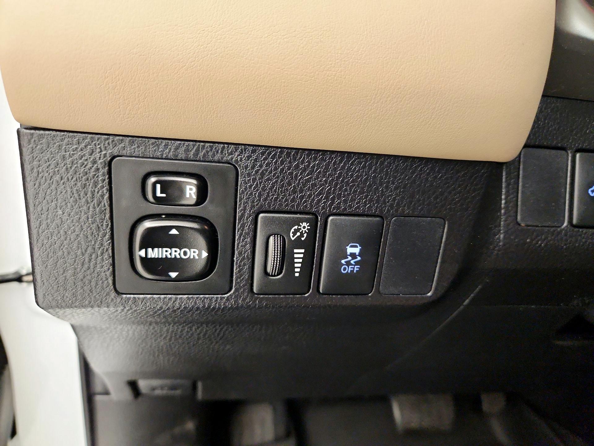 Thumbnail: 2015 Toyota RAV4 - 13