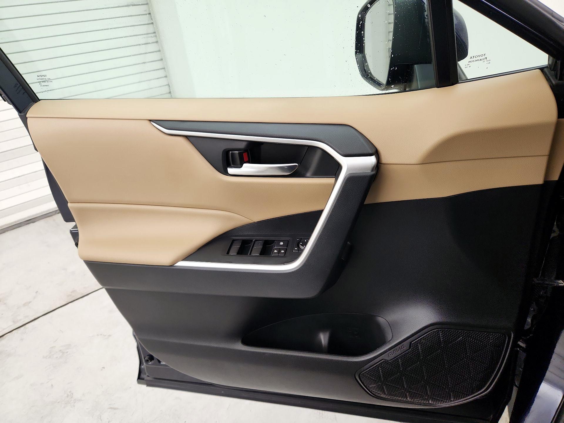 Thumbnail: 2020 Toyota RAV4 - 12