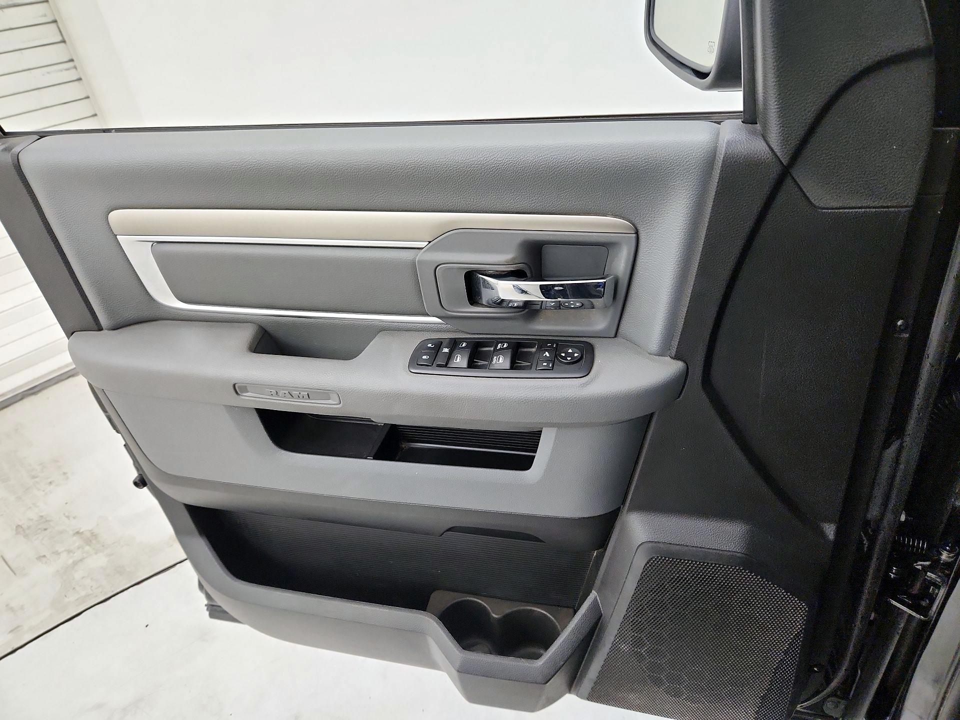 Thumbnail: 2019 RAM 1500 Classic - 12