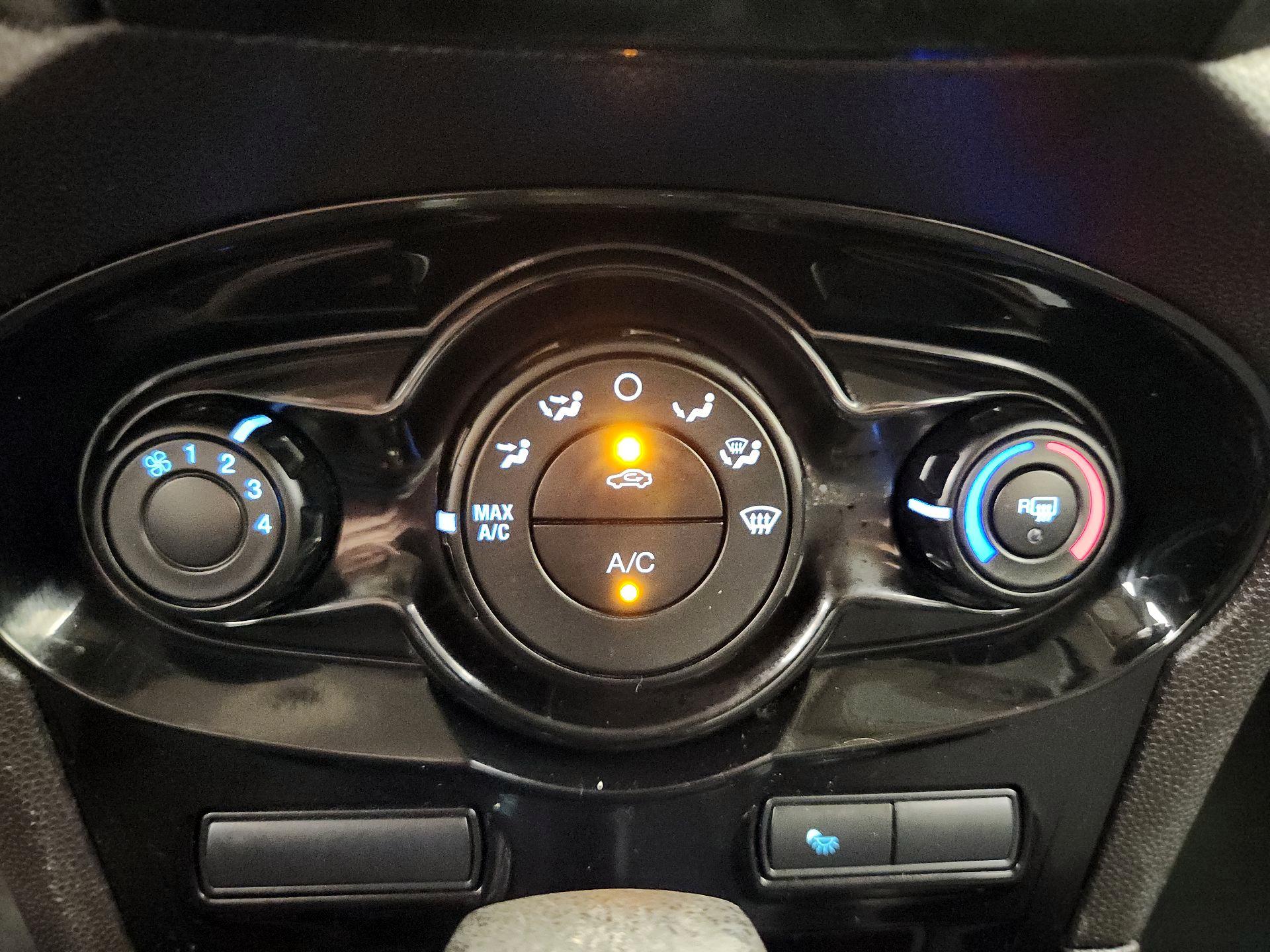Thumbnail: 2015 Ford Fiesta - 15