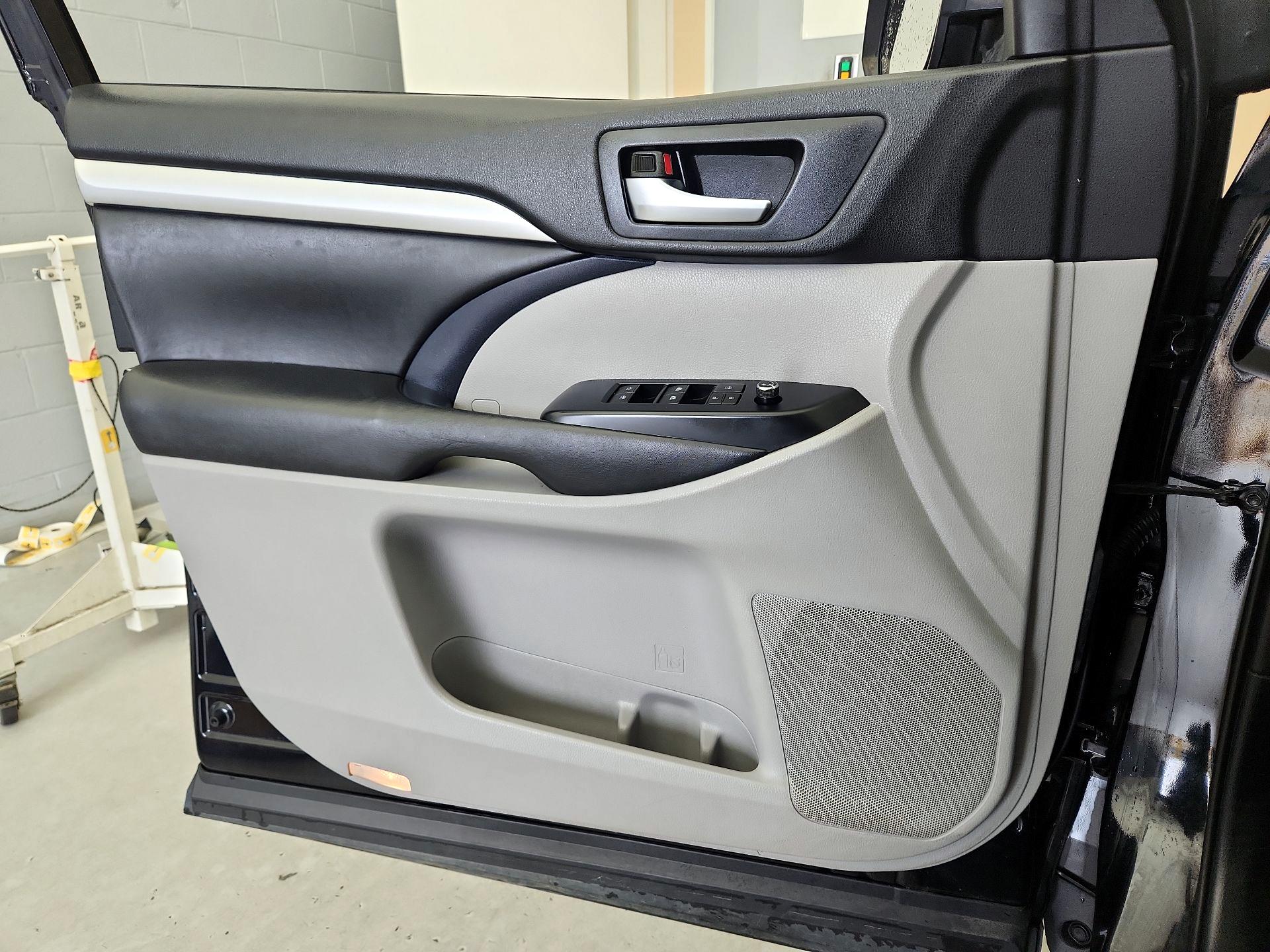 Thumbnail: 2019 Toyota Highlander - 12