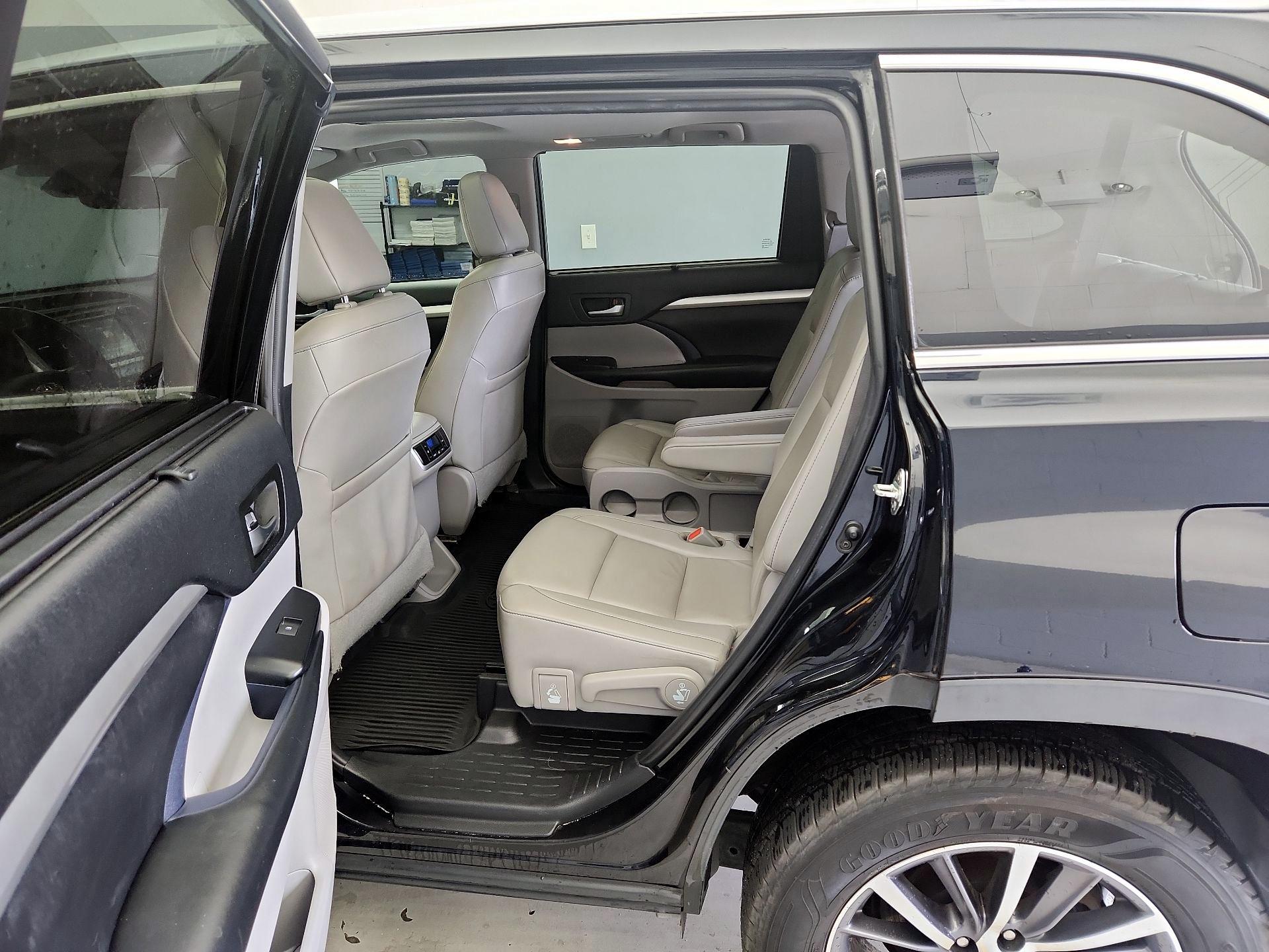 Thumbnail: 2019 Toyota Highlander - 20