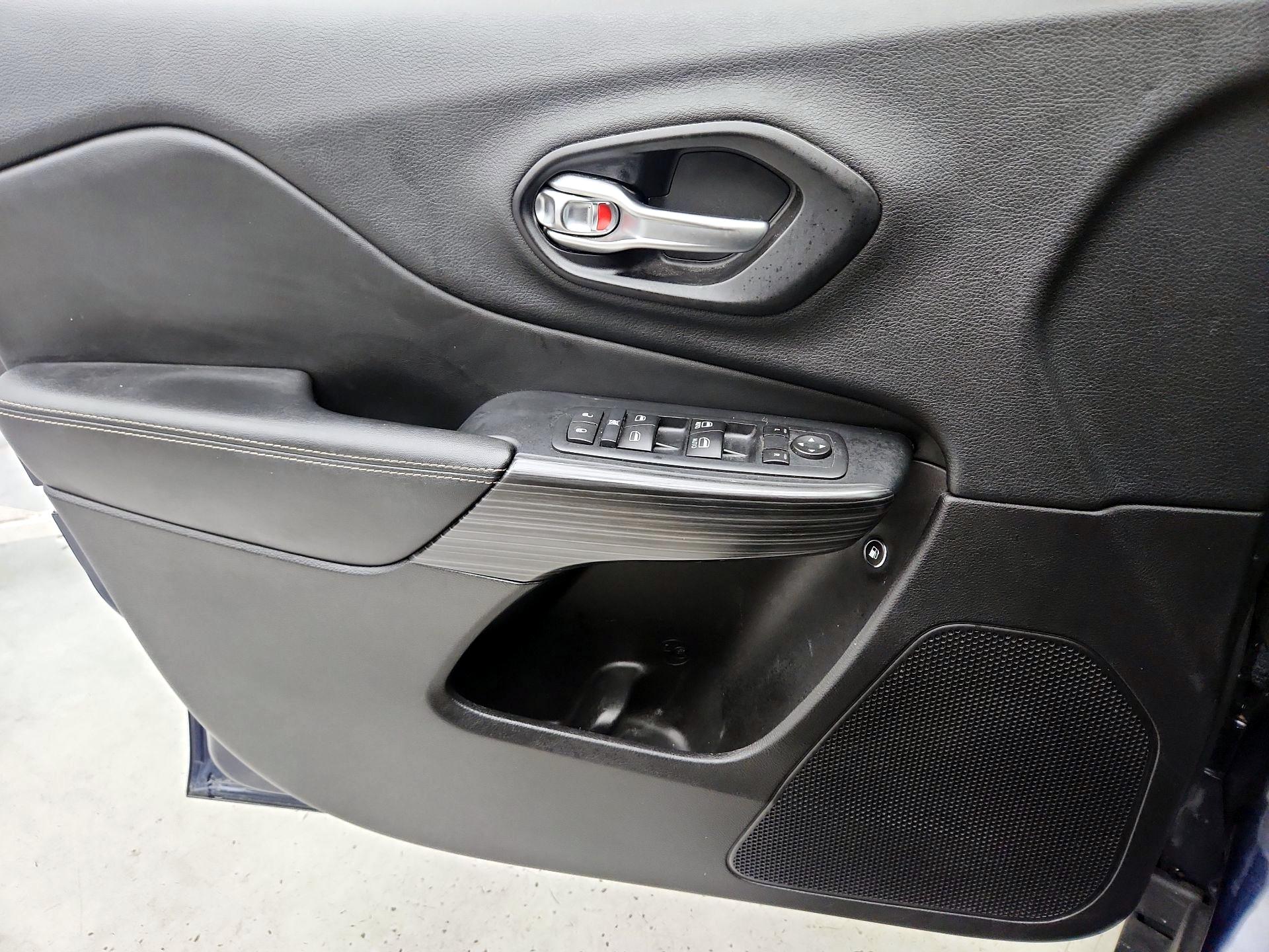Thumbnail: 2015 Jeep Cherokee - 12