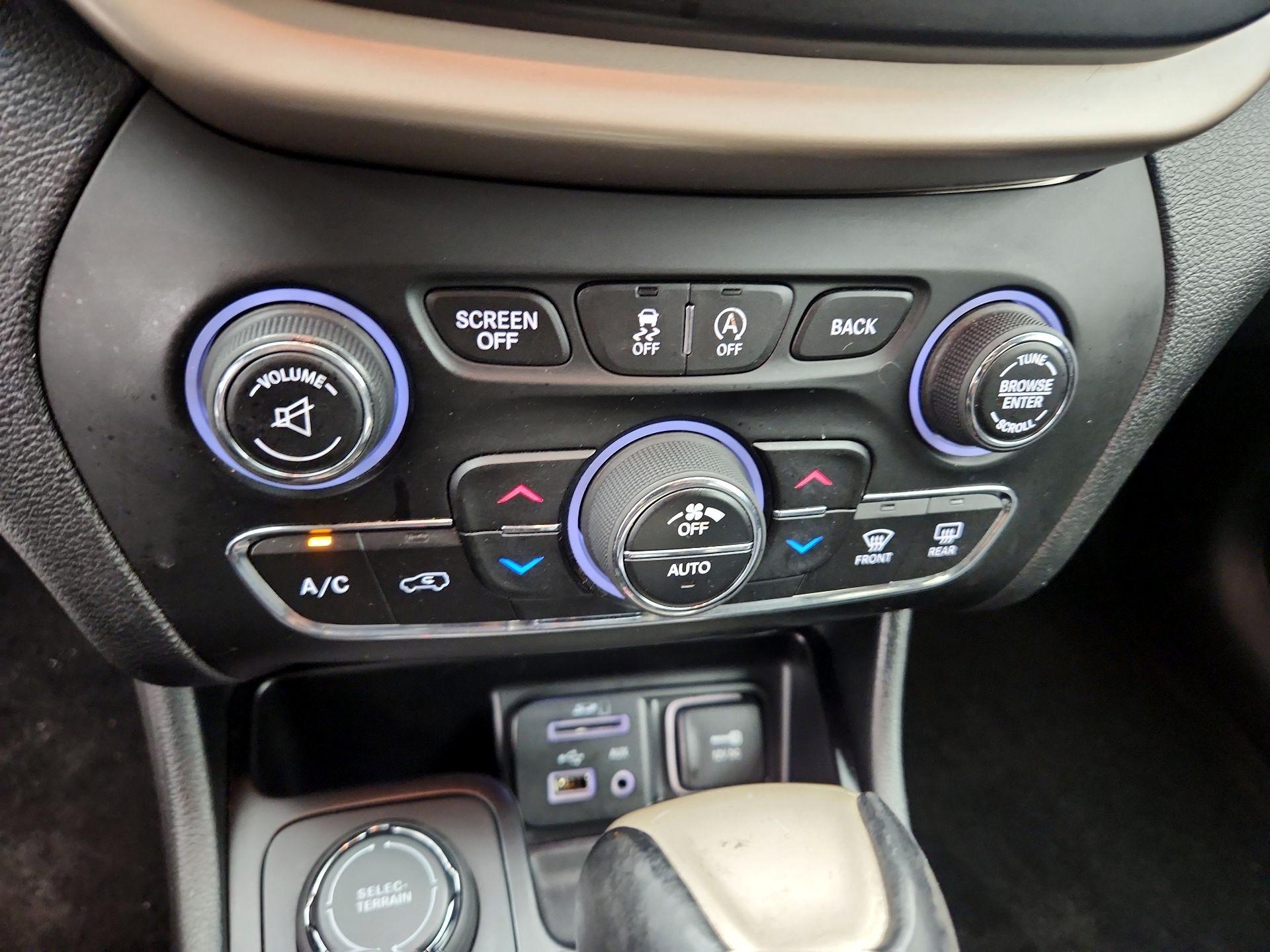 Thumbnail: 2015 Jeep Cherokee - 16