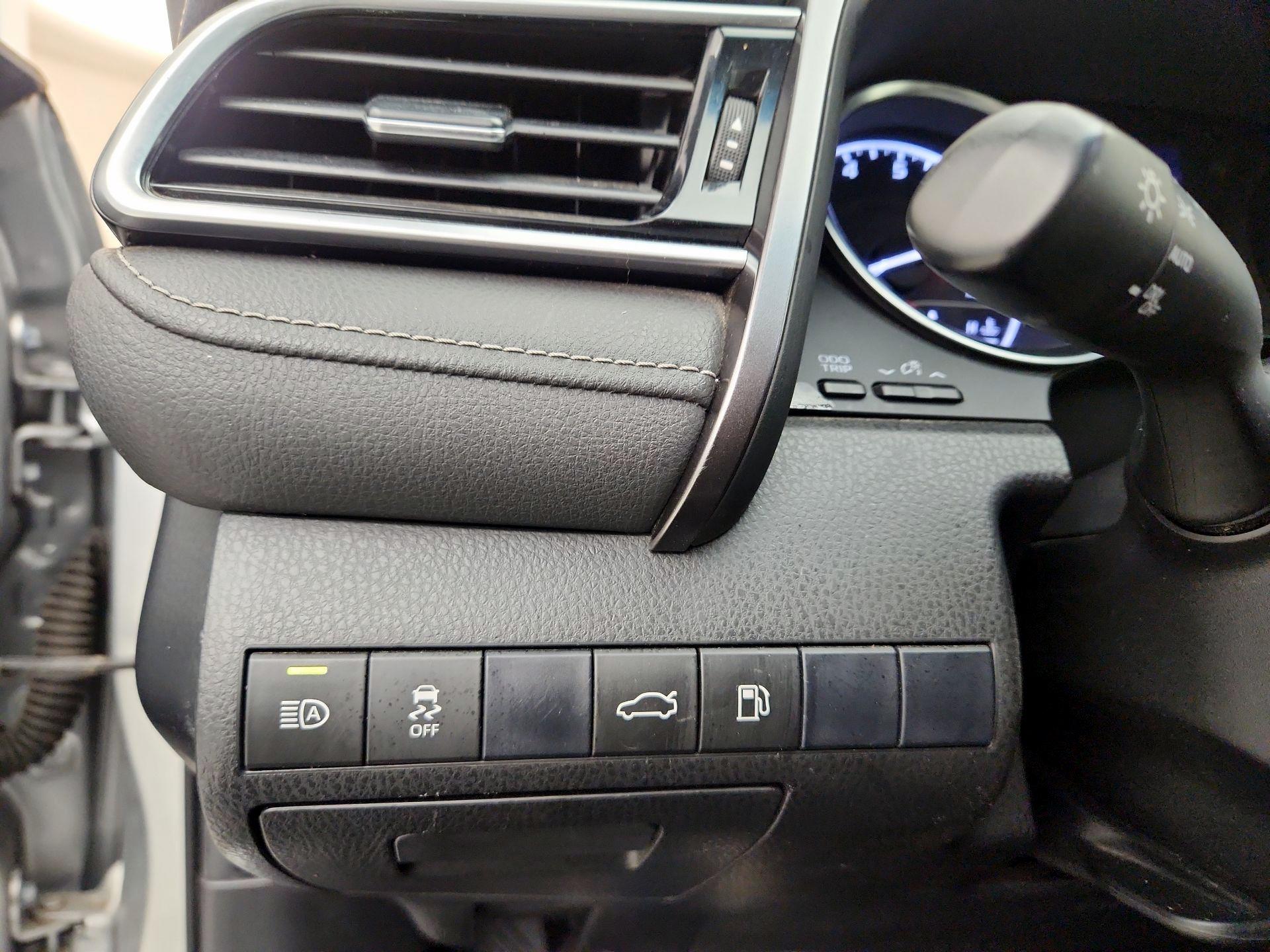 Thumbnail: 2018 Toyota Camry - 13