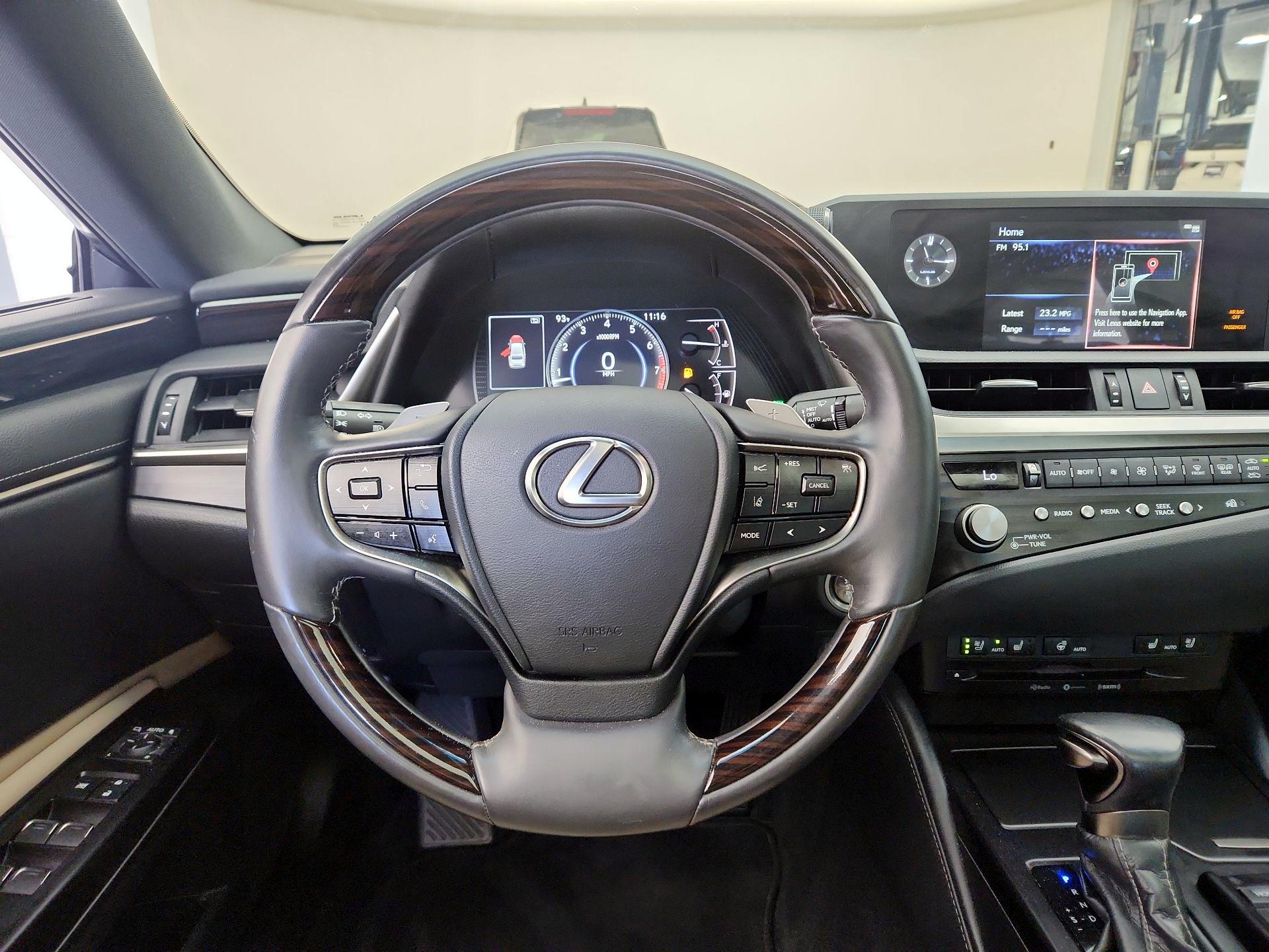 Thumbnail: 2021 Lexus ES - 10
