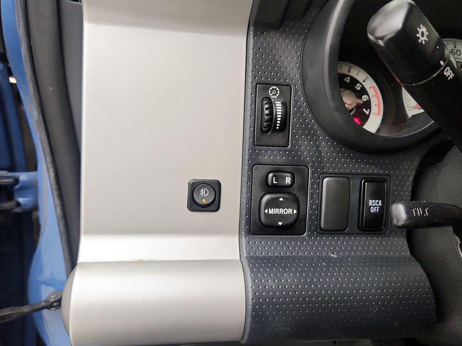 Thumbnail: 2013 Toyota FJ Cruiser - 13