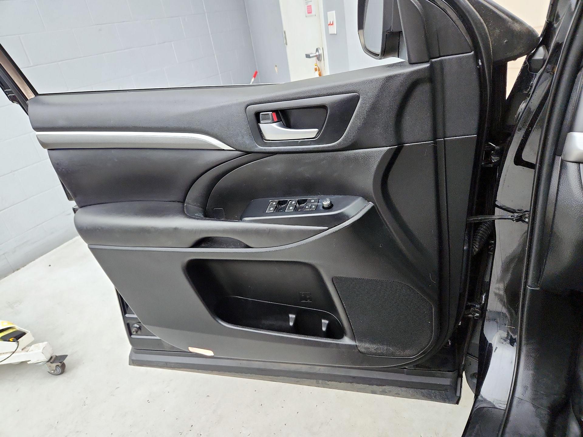 Thumbnail: 2019 Toyota Highlander - 12
