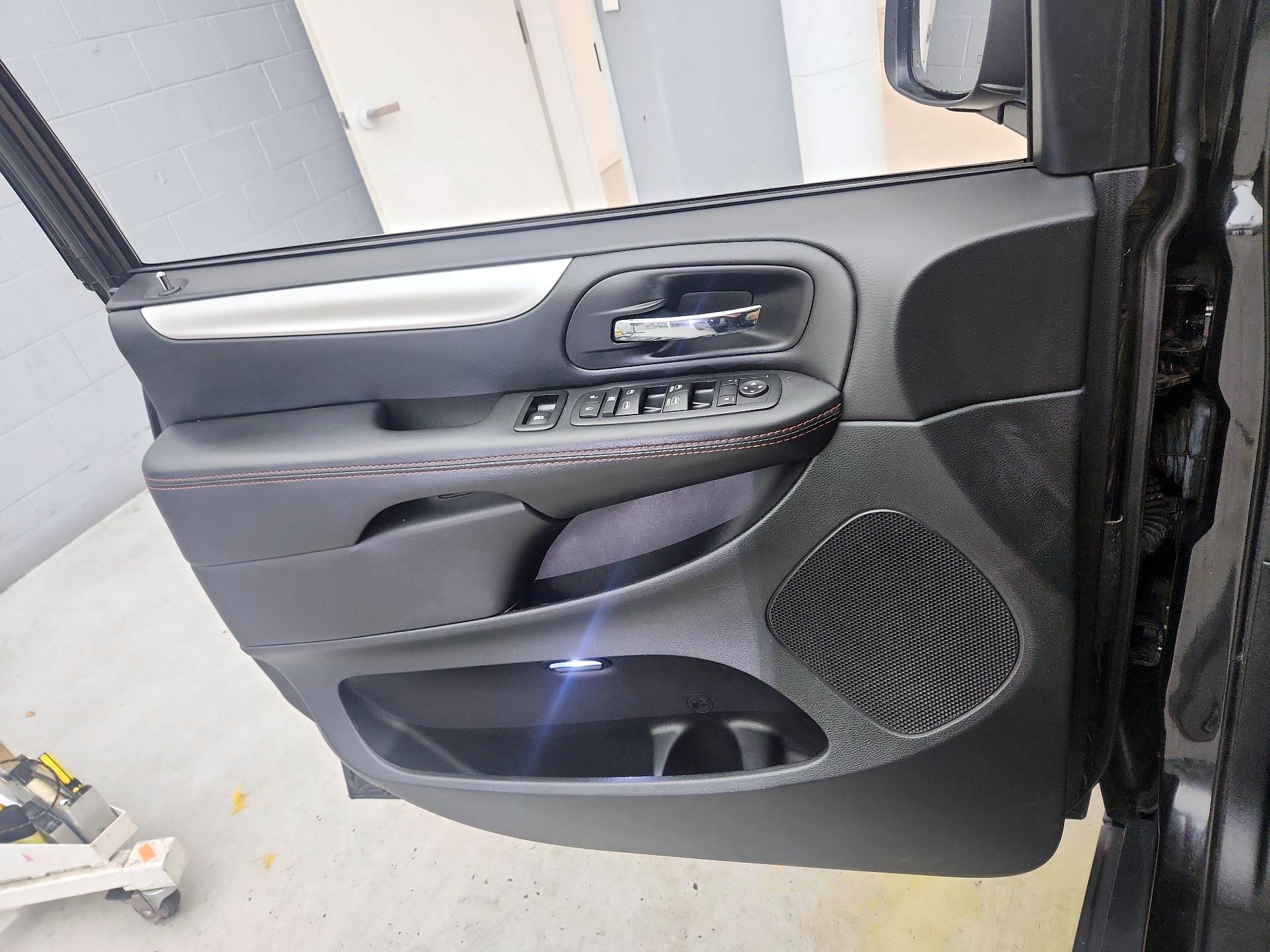 Thumbnail: 2017 Dodge Grand Caravan - 12