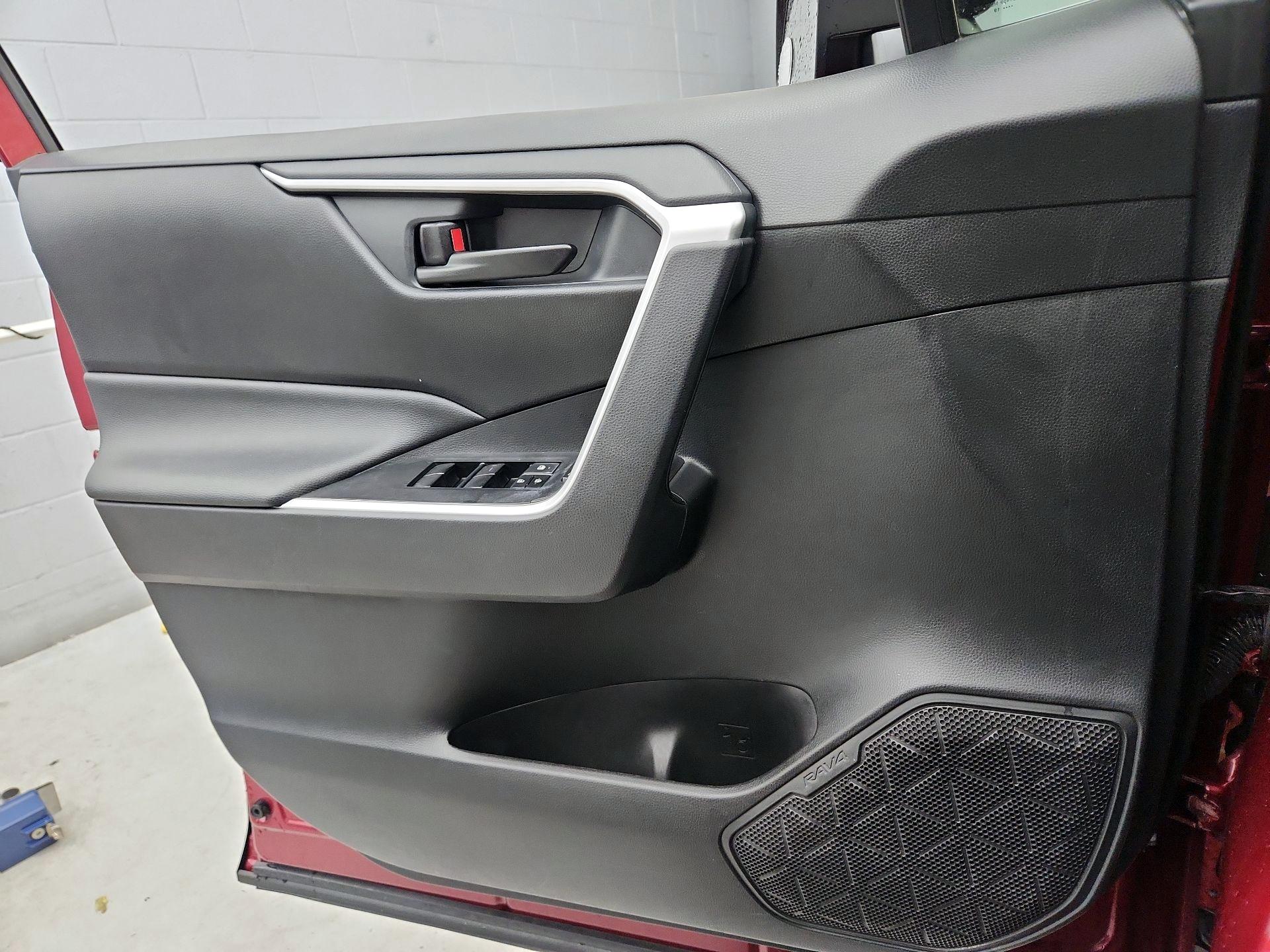 Thumbnail: 2019 Toyota RAV4 - 12