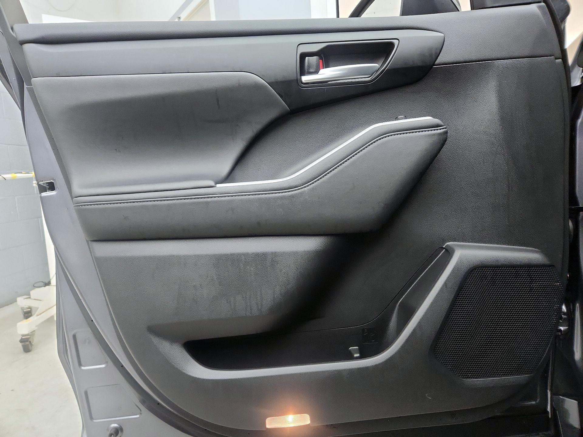 Thumbnail: 2023 Toyota Highlander - 12