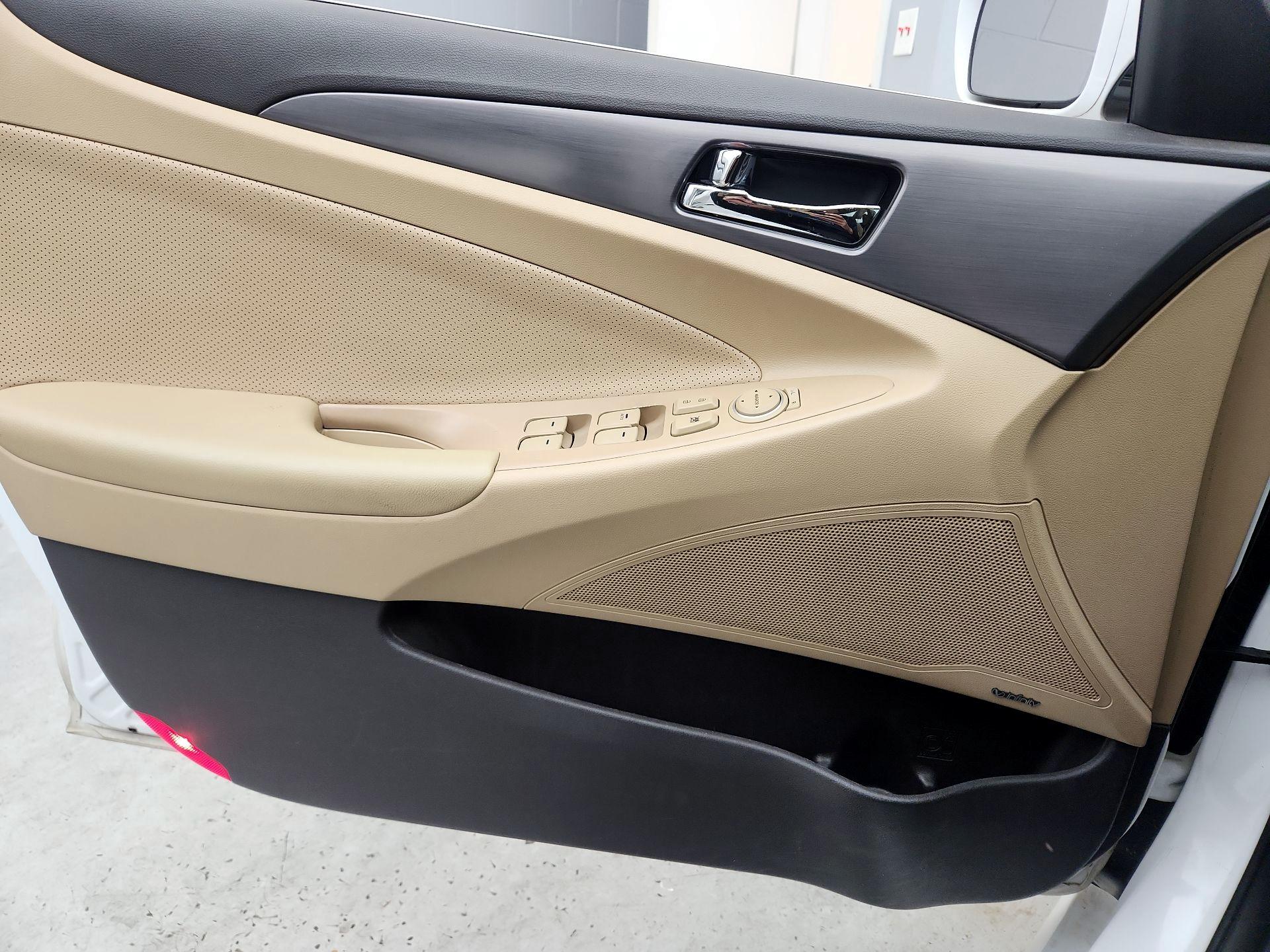 Thumbnail: 2015 Hyundai Sonata - 12